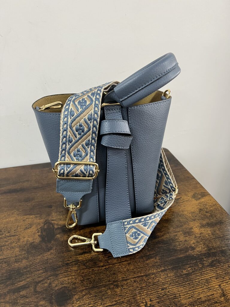 In tessuto, attacchi in vera pelle