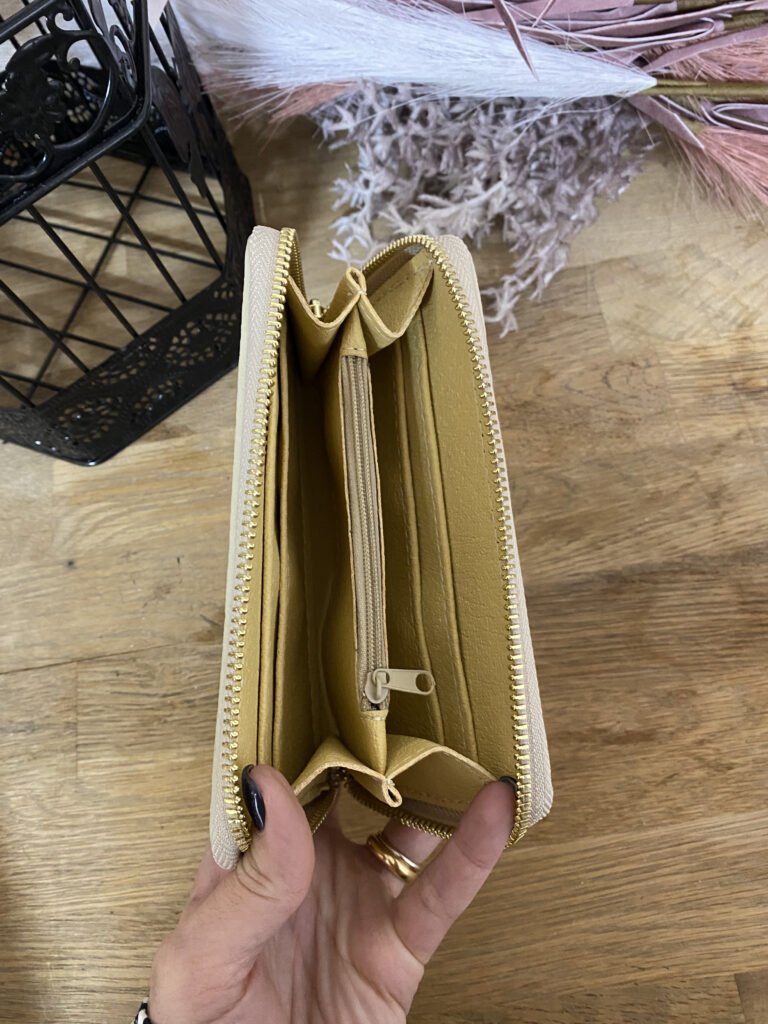 1780D747-7512-43FE-8BA5-EE453B954F52