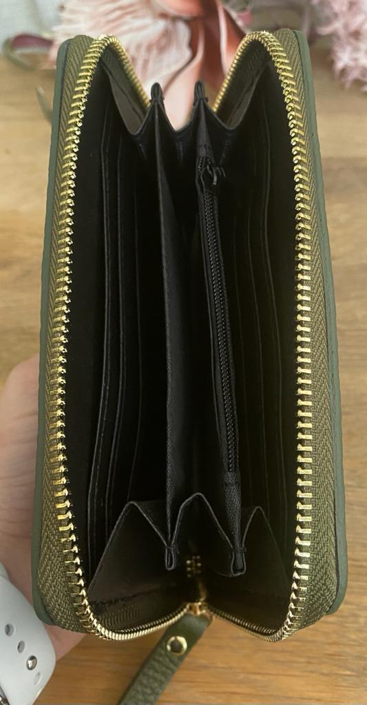 8647E6C9-E657-4979-AC9D-A8A5F0BD9C4C