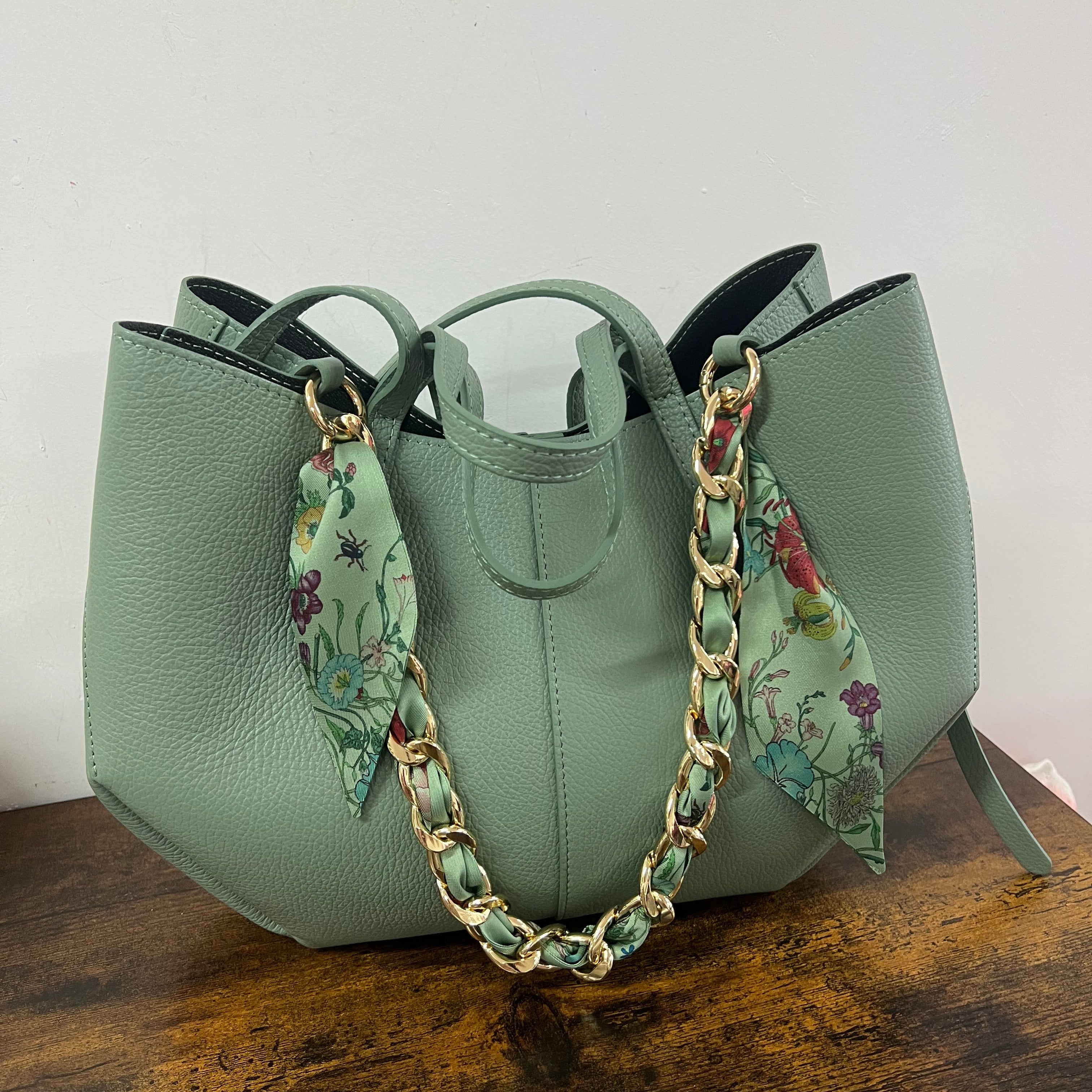Shopper lili verde salvia e catena foulard fiori