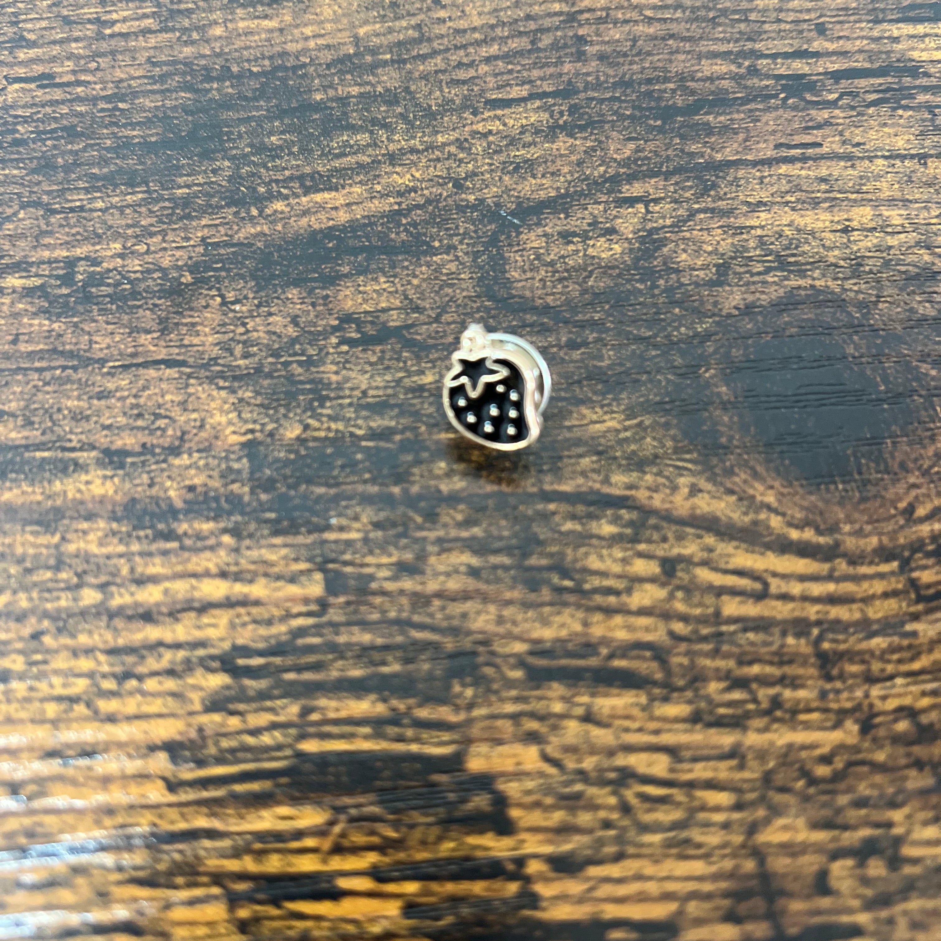 Mini spilla fragolina nera