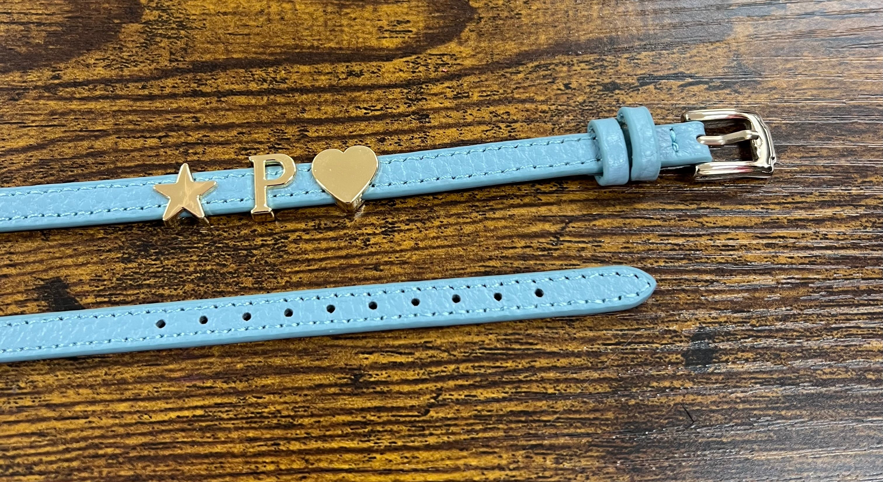 Bracciale in pelle con iniziali dorate cinturino celeste