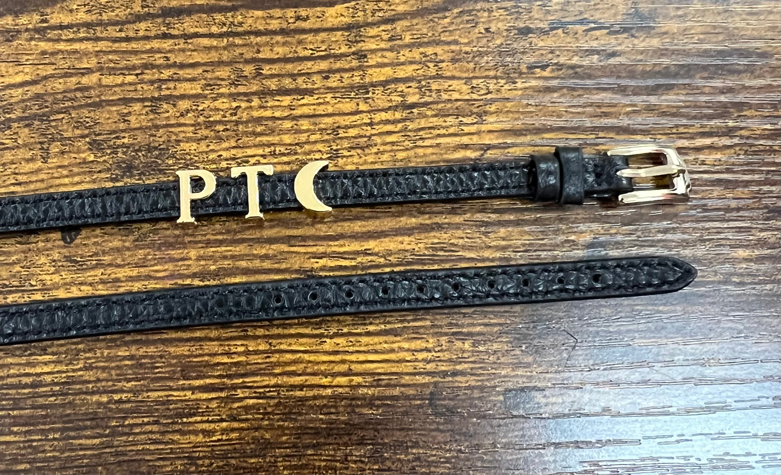 Bracciale in pelle con iniziali dorate cinturino nero