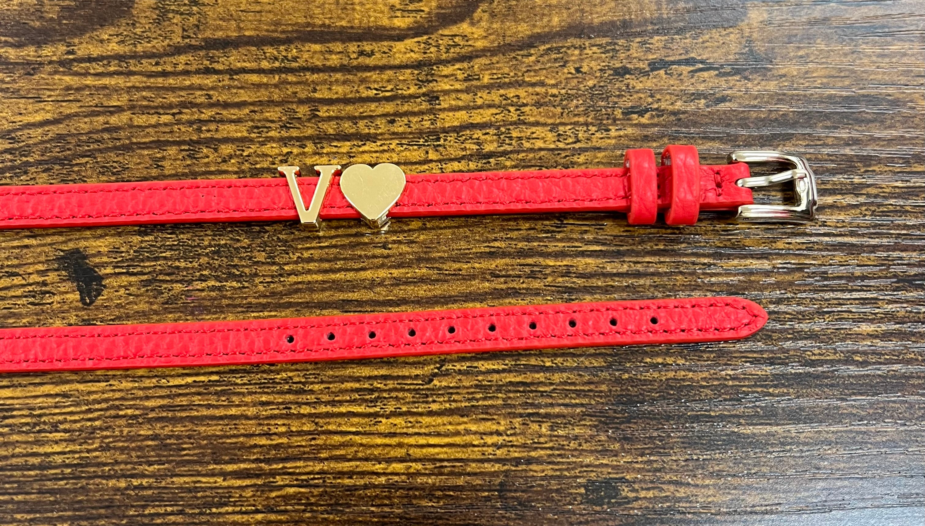 Bracciale in pelle con iniziali dorate cinturino rosso