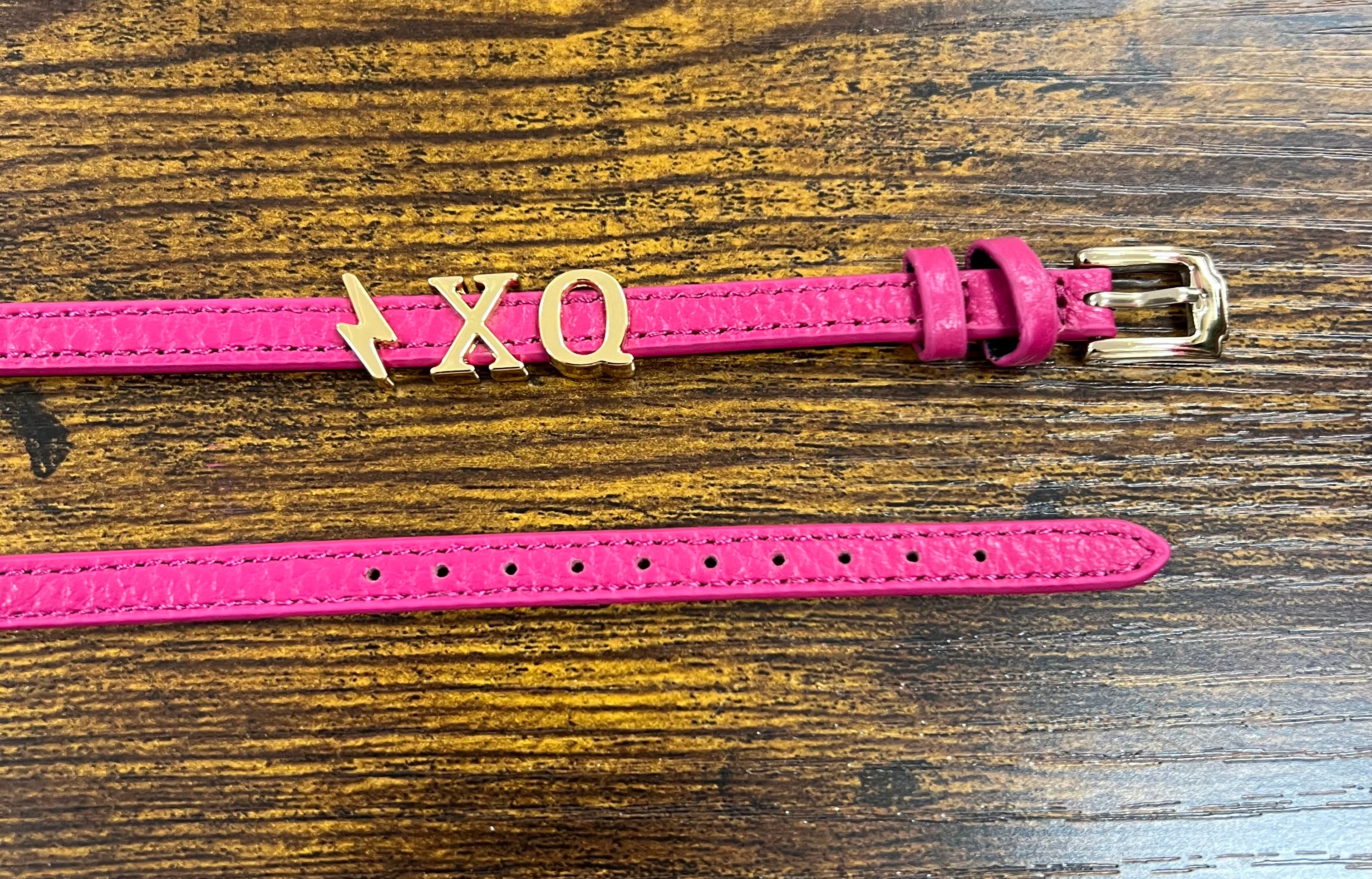 Bracciale in pelle con iniziali dorate cinturino fucsia