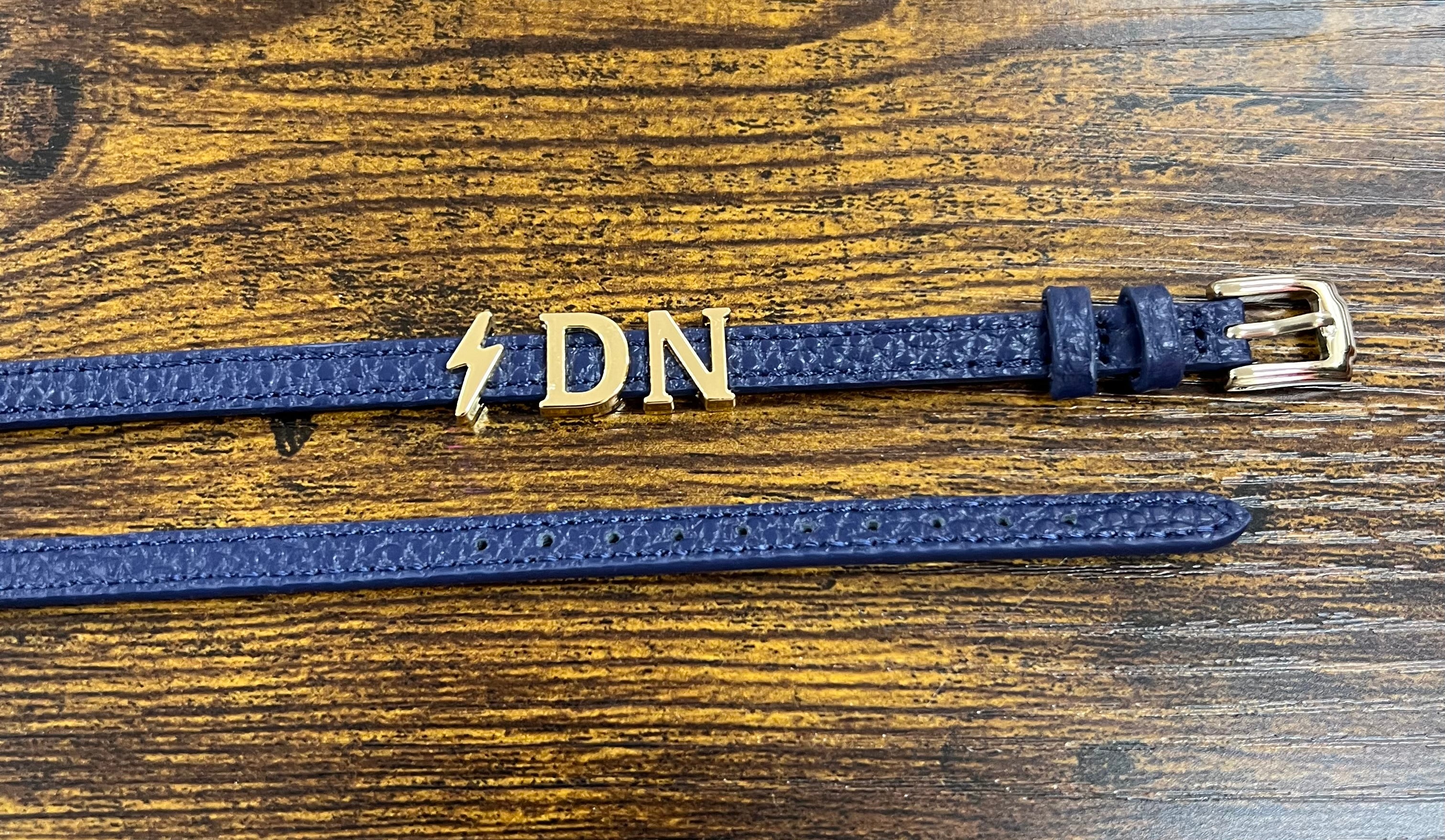 Bracciale in pelle con iniziali dorate cinturino blu navy