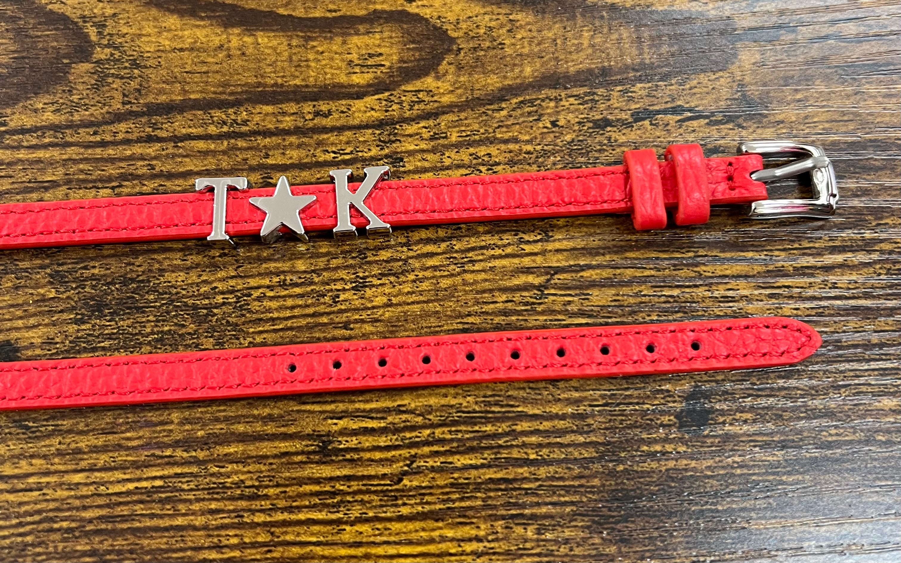 Bracciale in pelle con iniziali argentate cinturino rosso