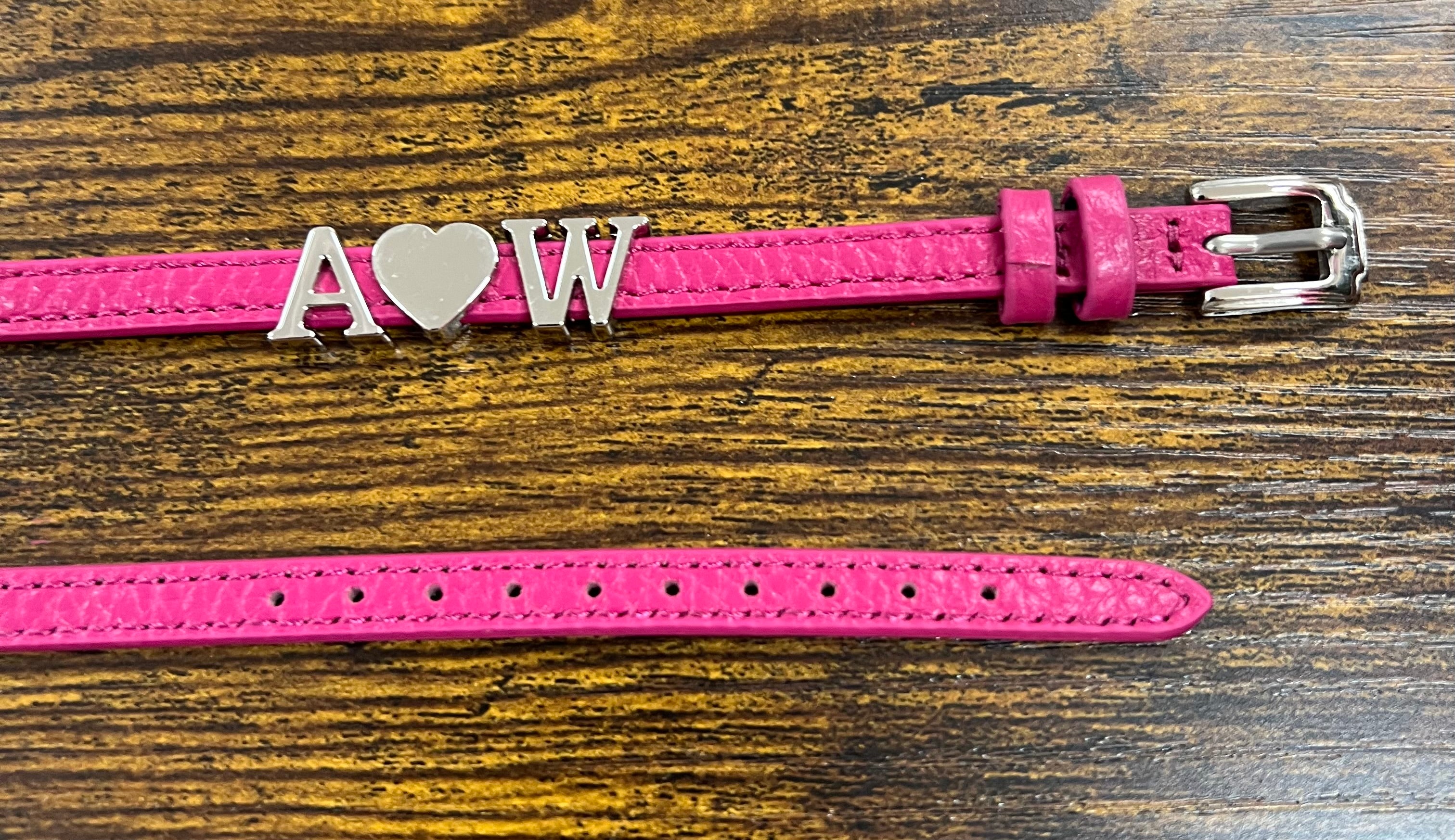 Bracciale in pelle con iniziali argentate cinturino fucsia
