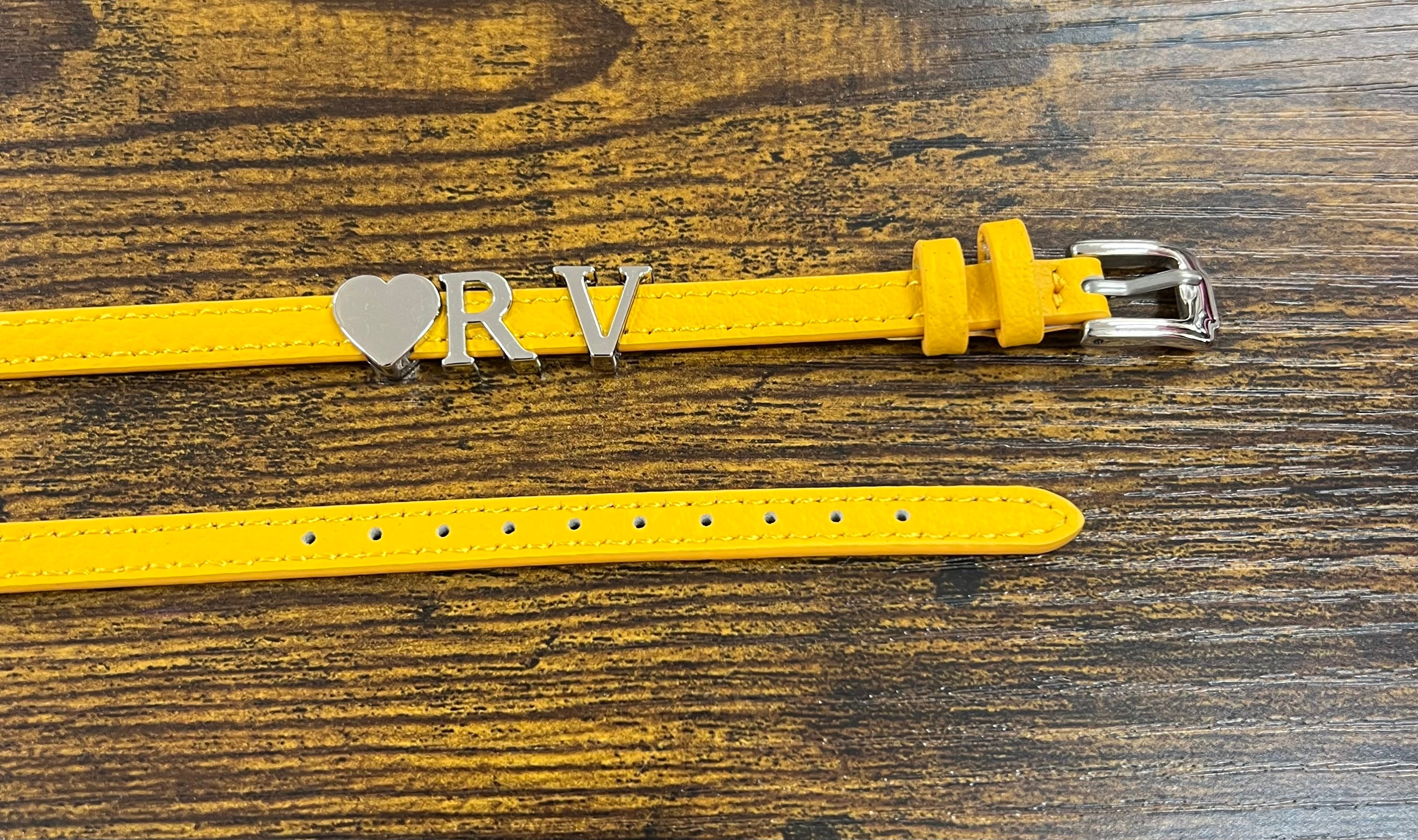 Bracciale in pelle con iniziali argentate cinturino giallo