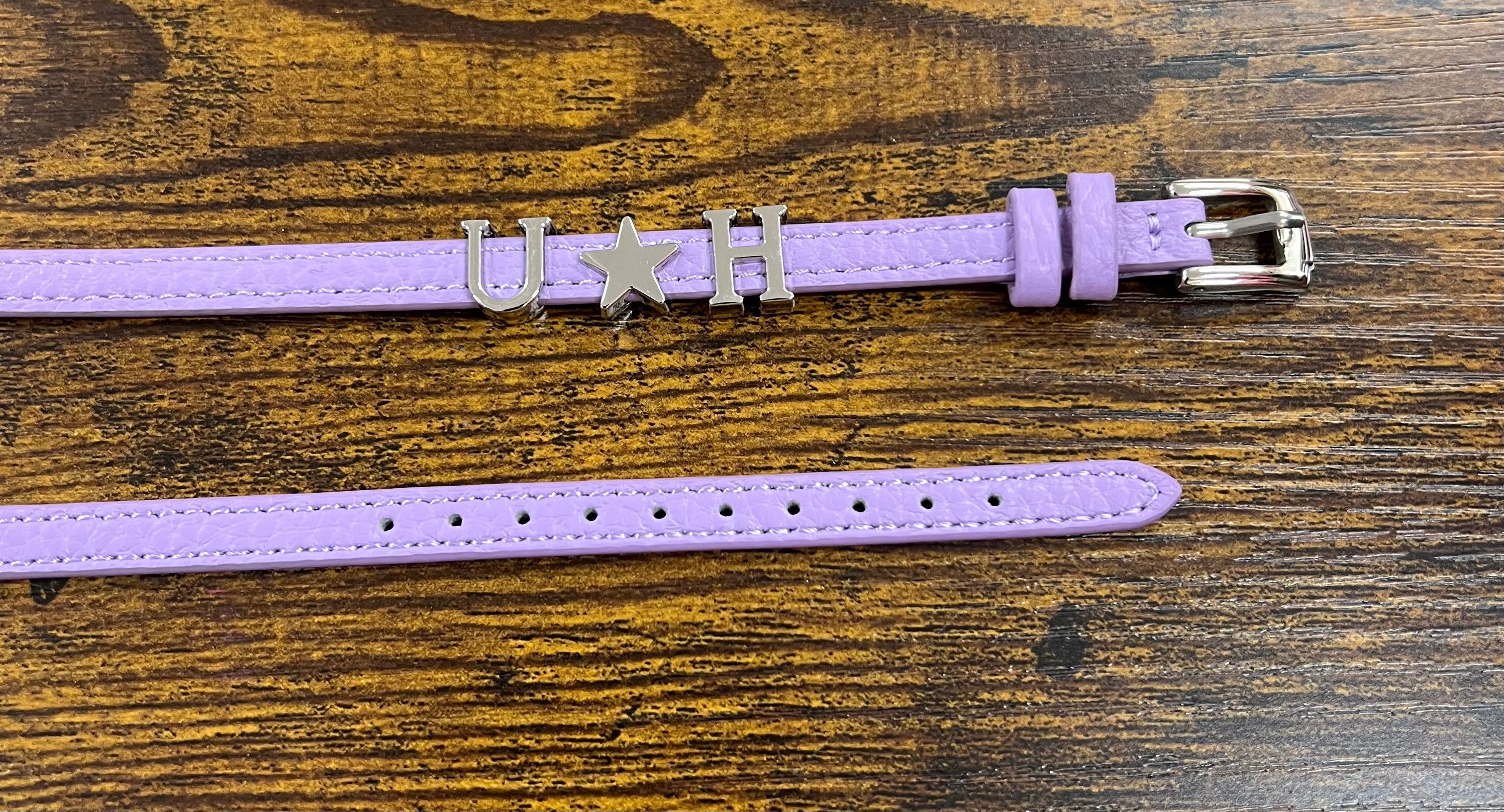 Bracciale in pelle con iniziali argentate cinturino lilla