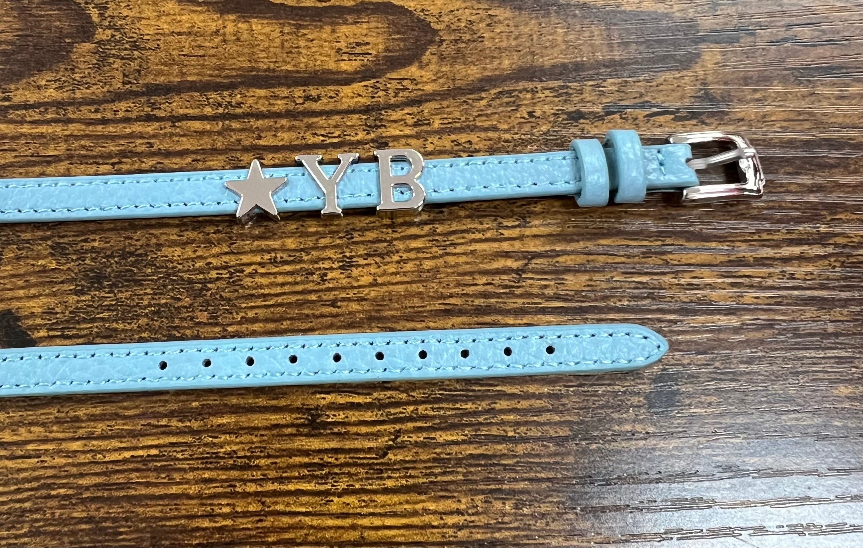 Bracciale in pelle con iniziali argentate cinturino celeste