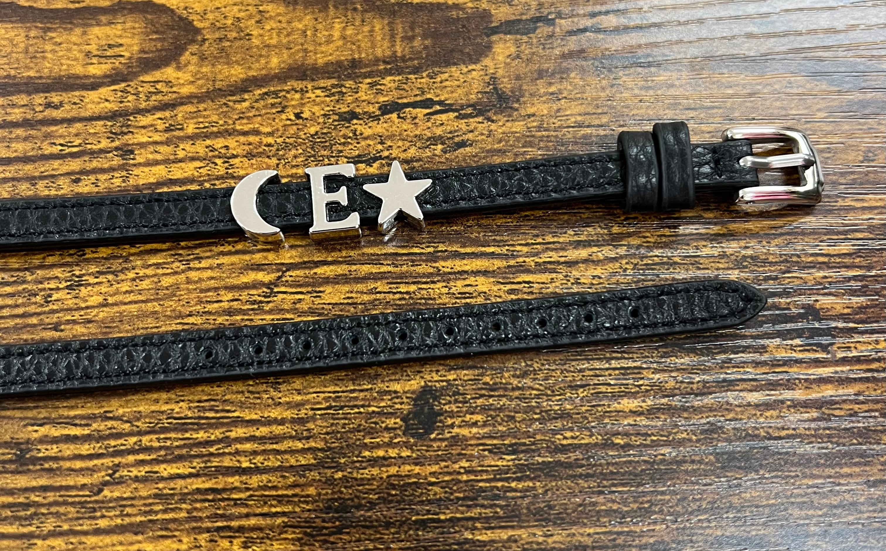Bracciale in pelle con iniziali argentate cinturino nero