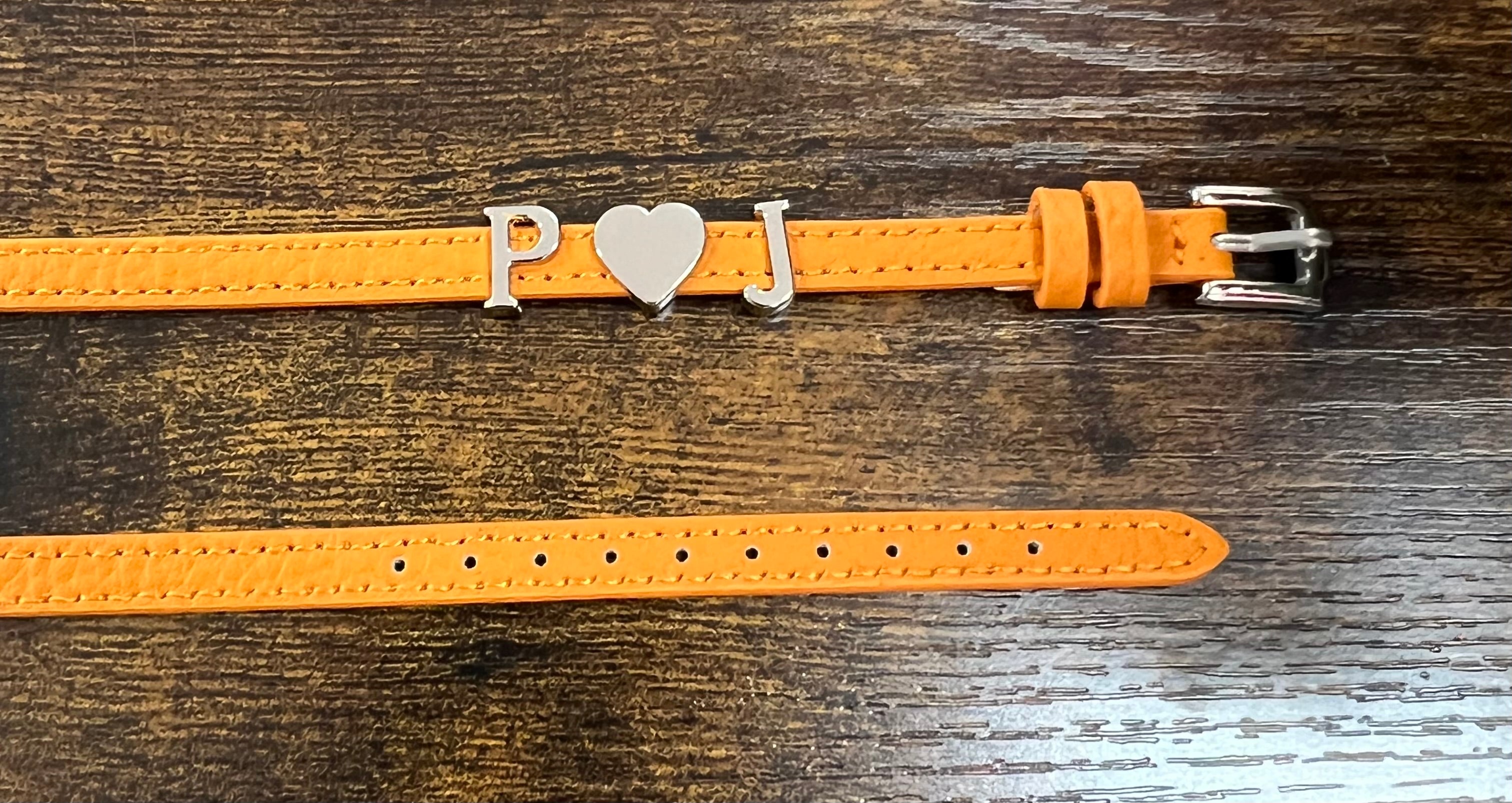 Bracciale in pelle con iniziali argentate cinturino arancione
