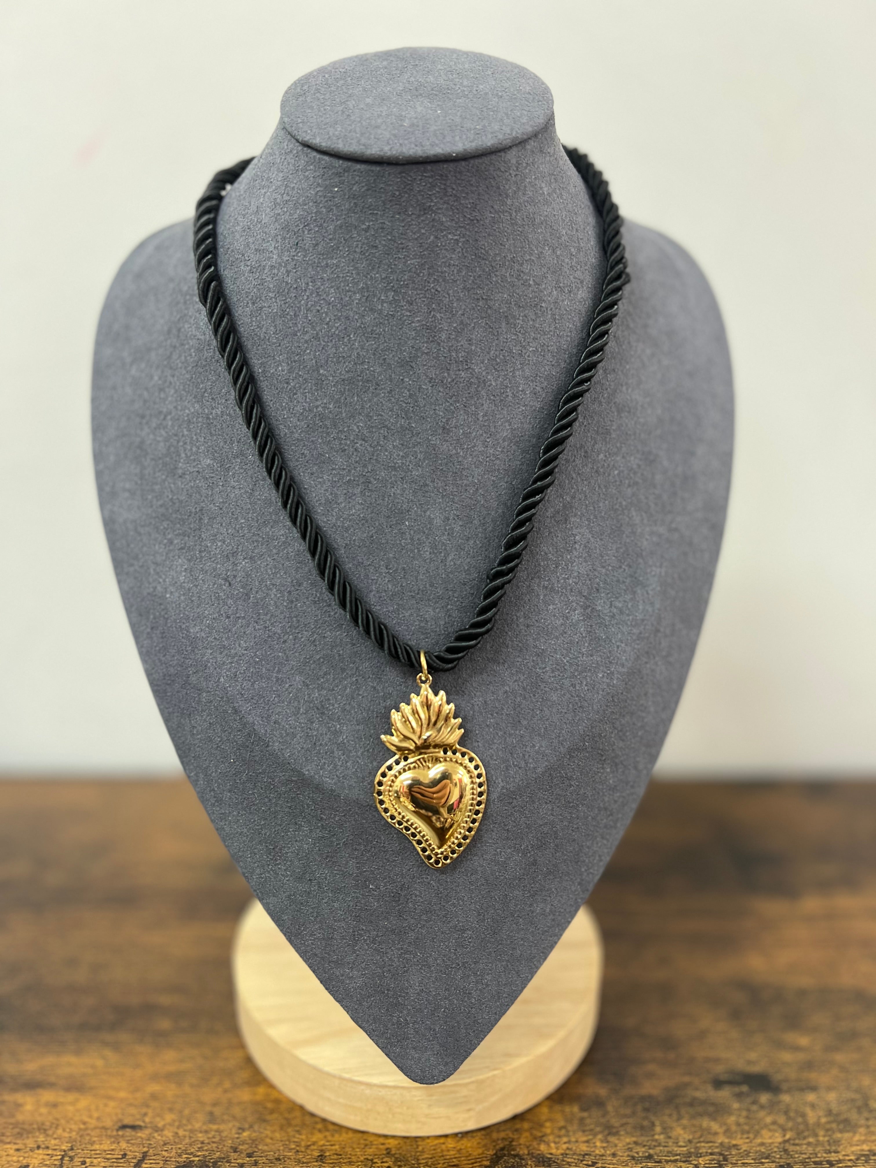 Anew cordino nero cuore sacro
