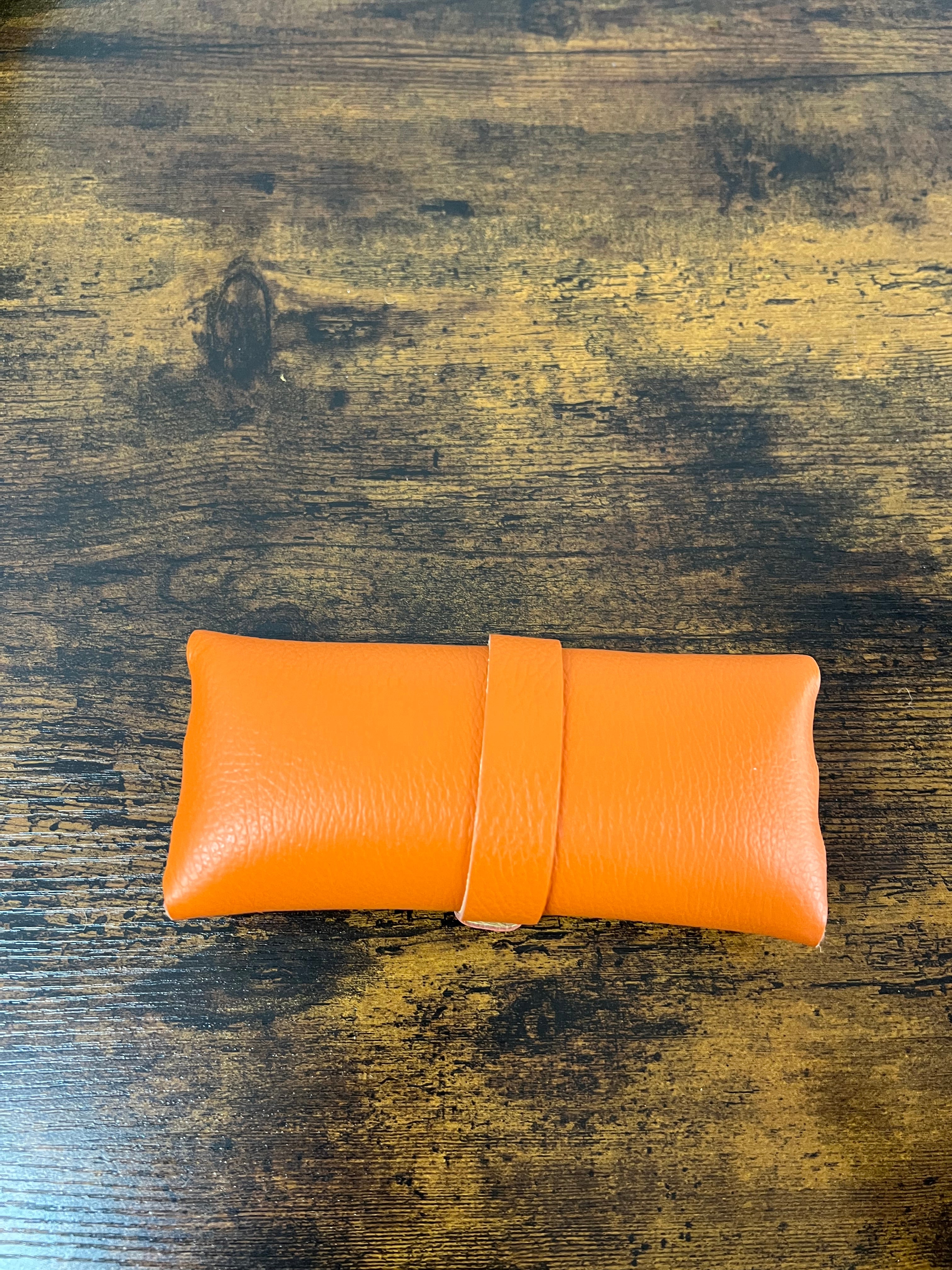Portaocchiali in vera pelle arancio