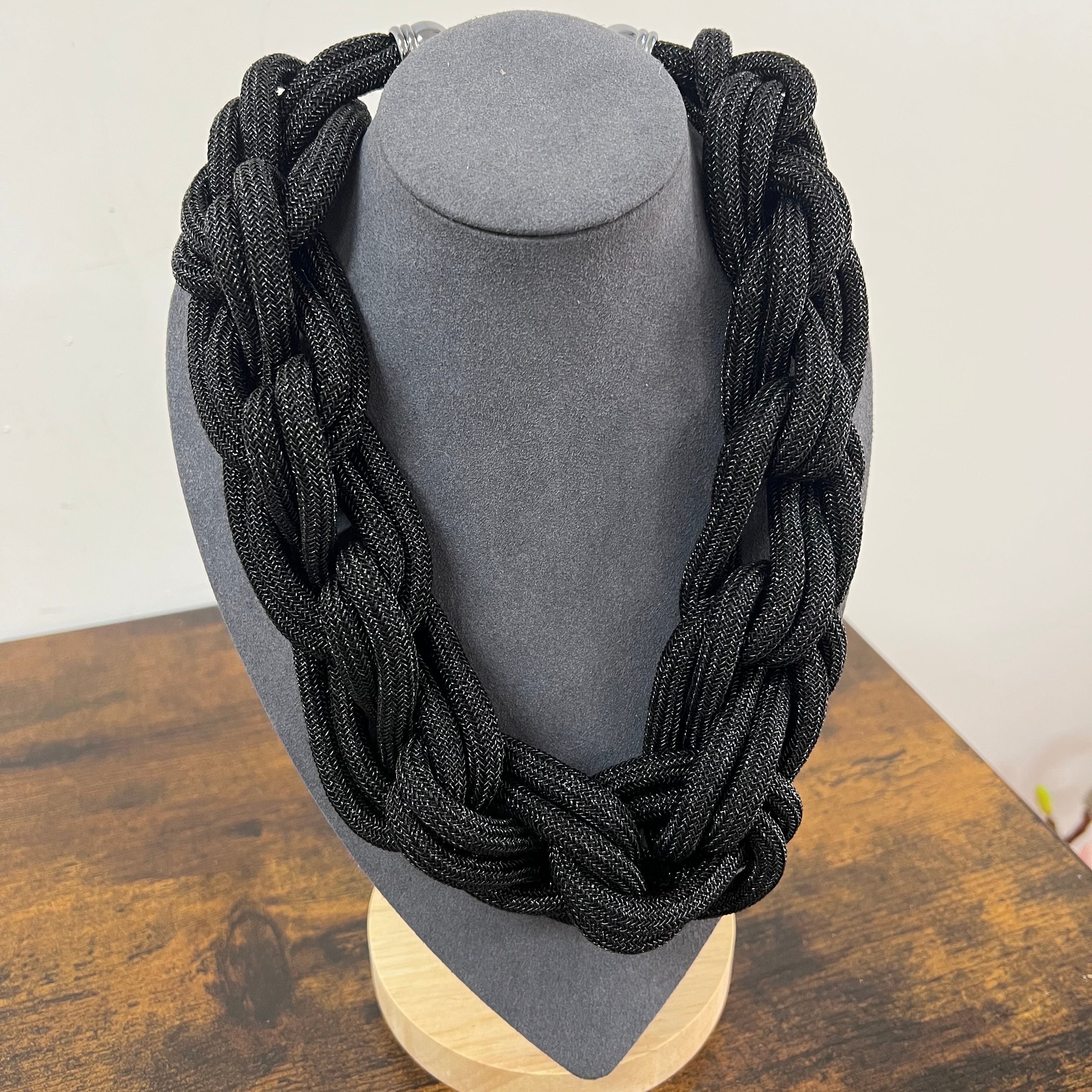 Collana intreccio tessuto nero