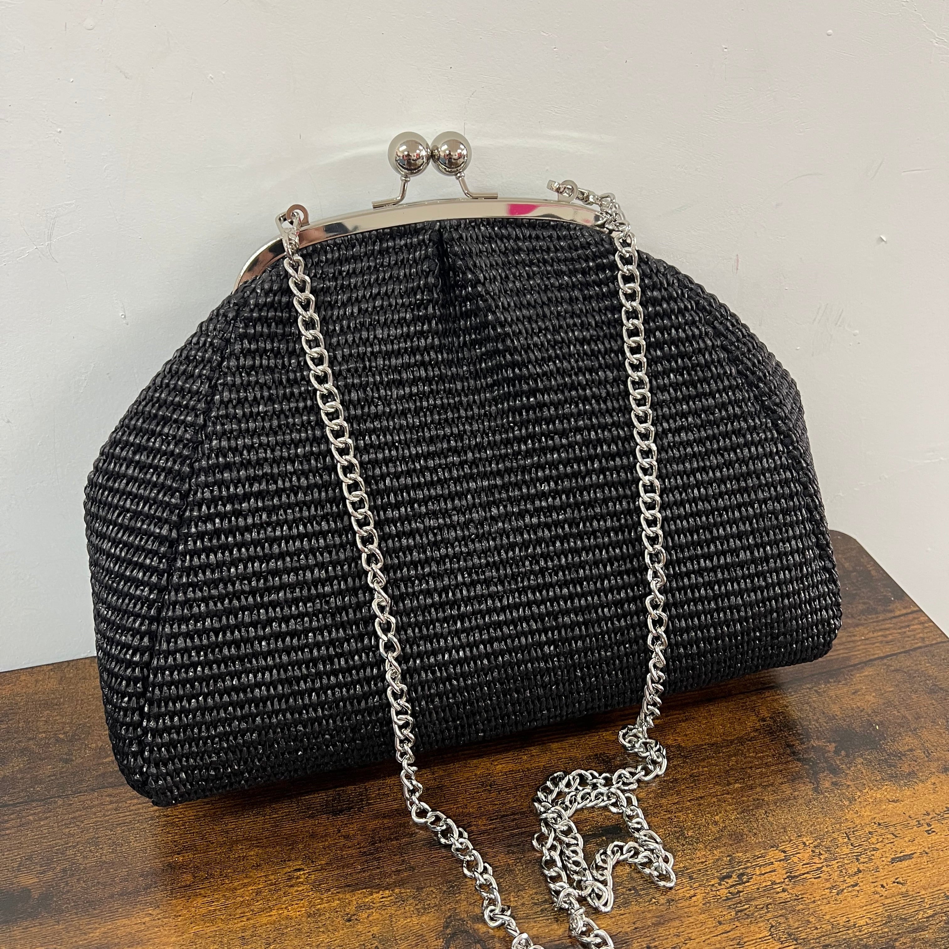 Clutch mega rafia nero