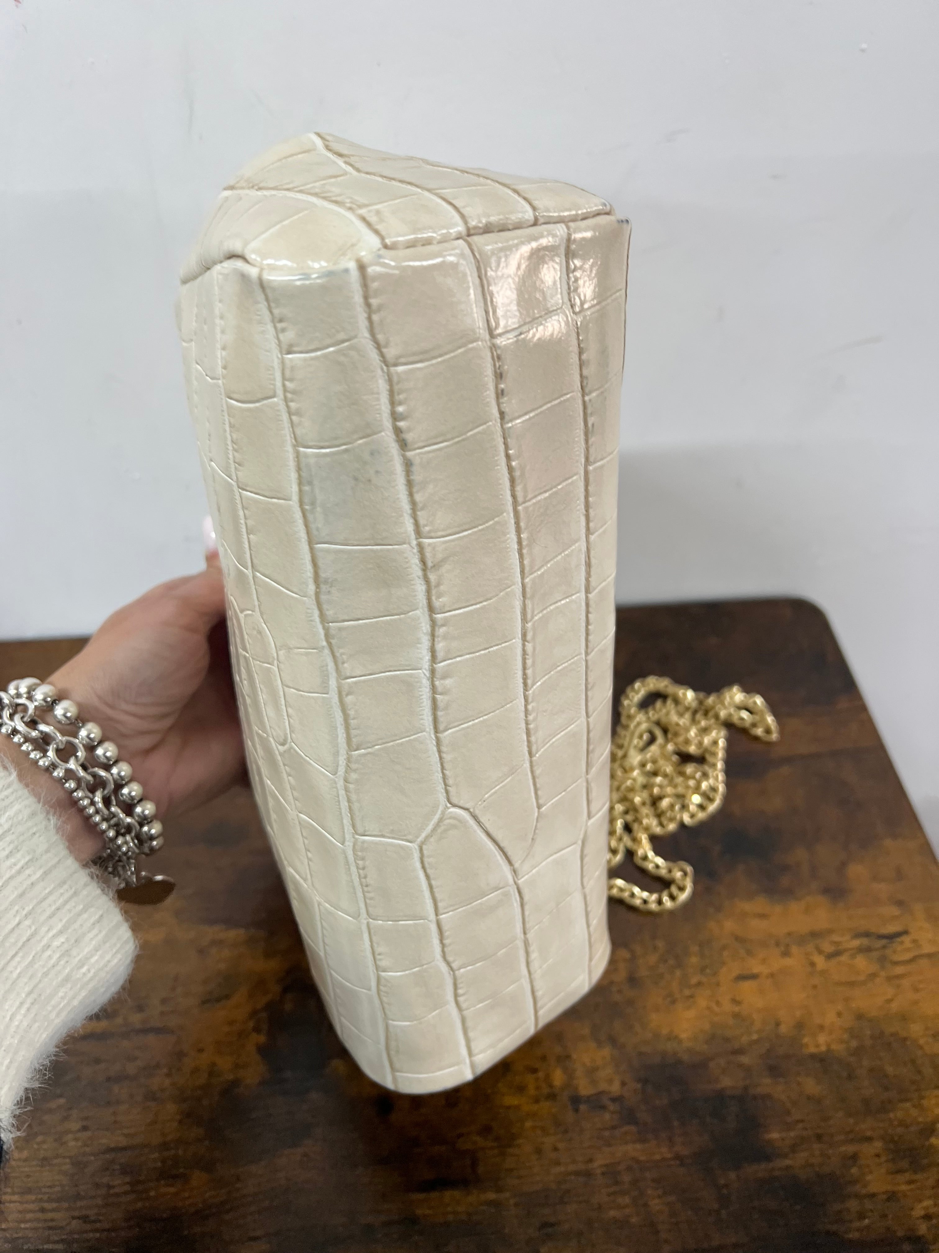 Maxi patent croc-effect cream pouch