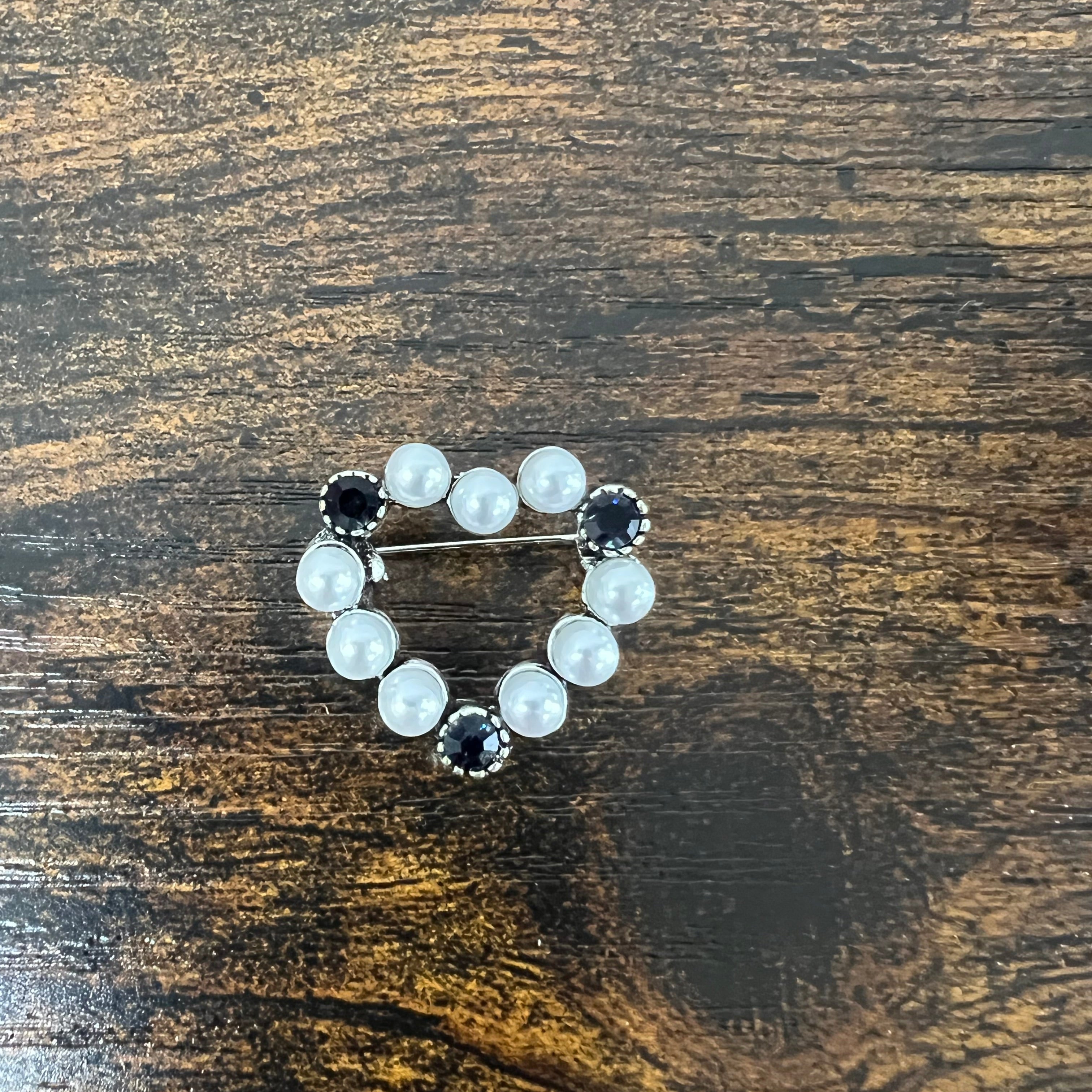 Spilla cuoricino perle bianche strass blu scuro