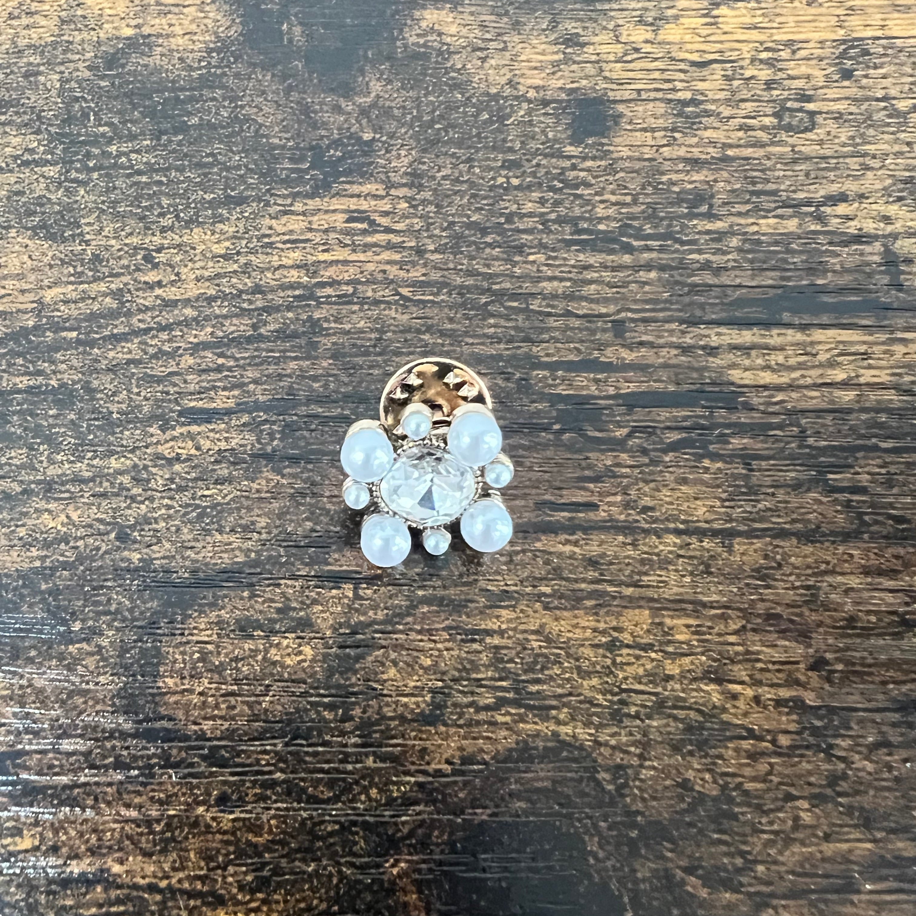 Spilla strass bianco mini e perle base argentata
