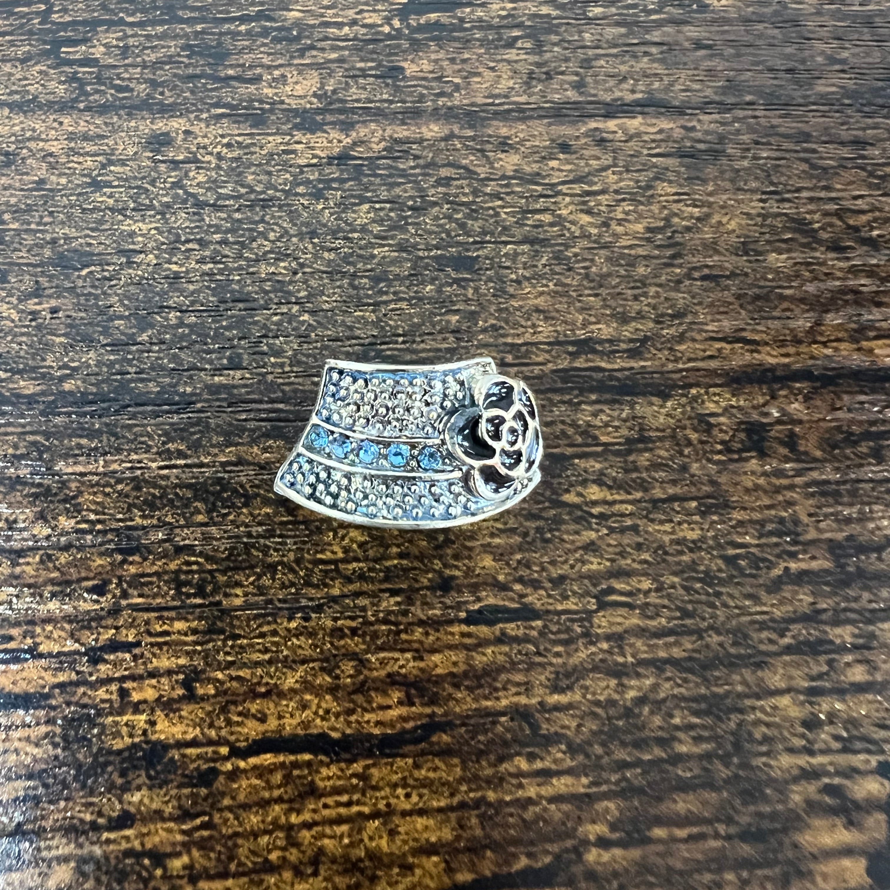 Spilla cappello strass bianco e blu