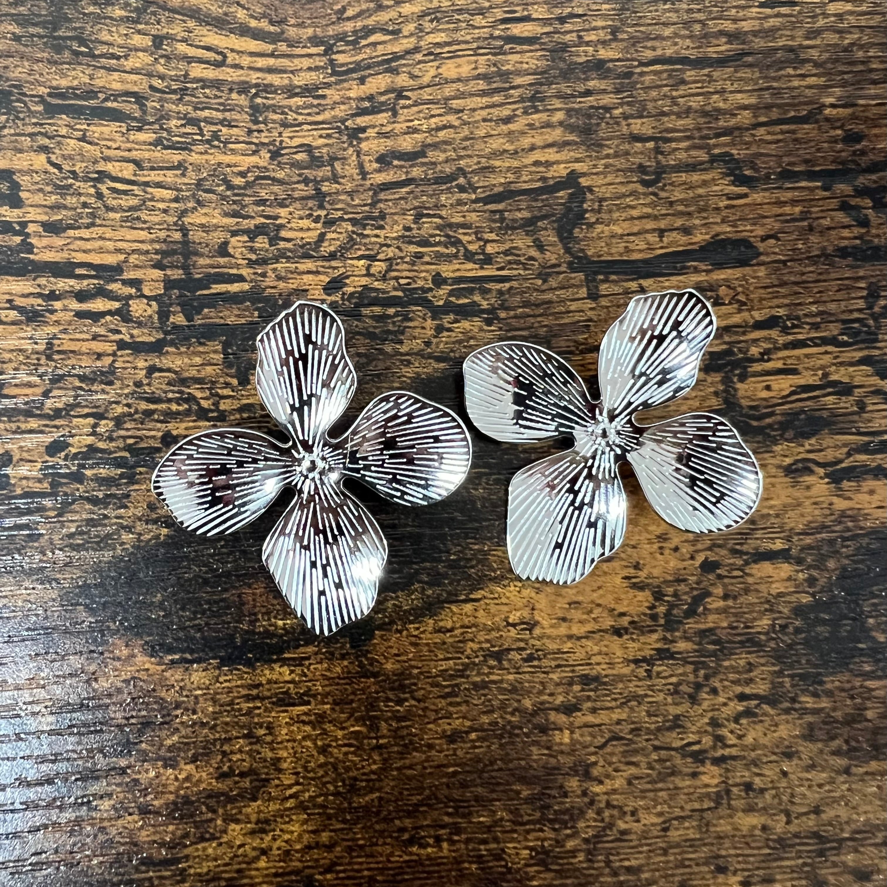 Orecchini anew fiore big striato argentato