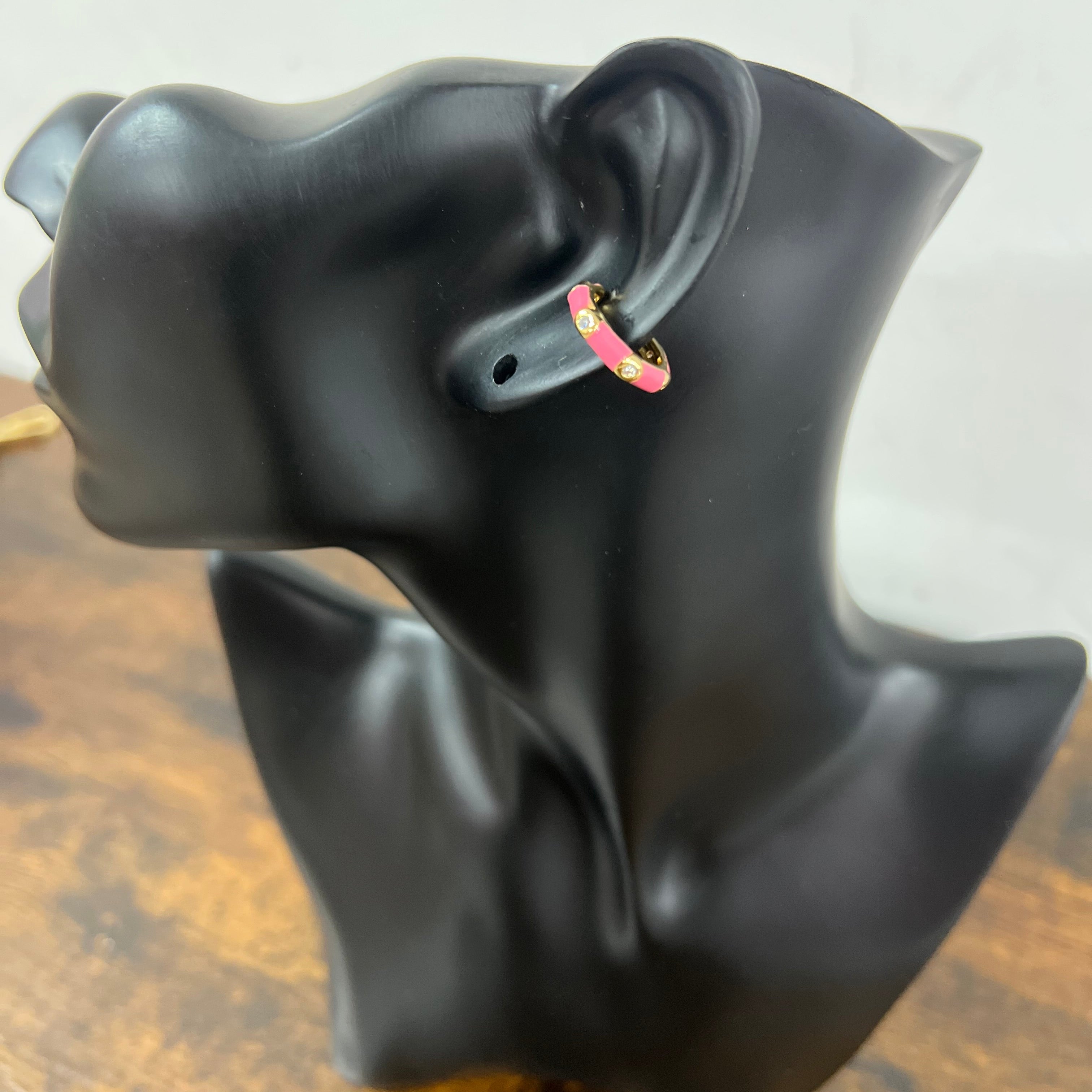 Single enamelled rose gold hoop earcuff