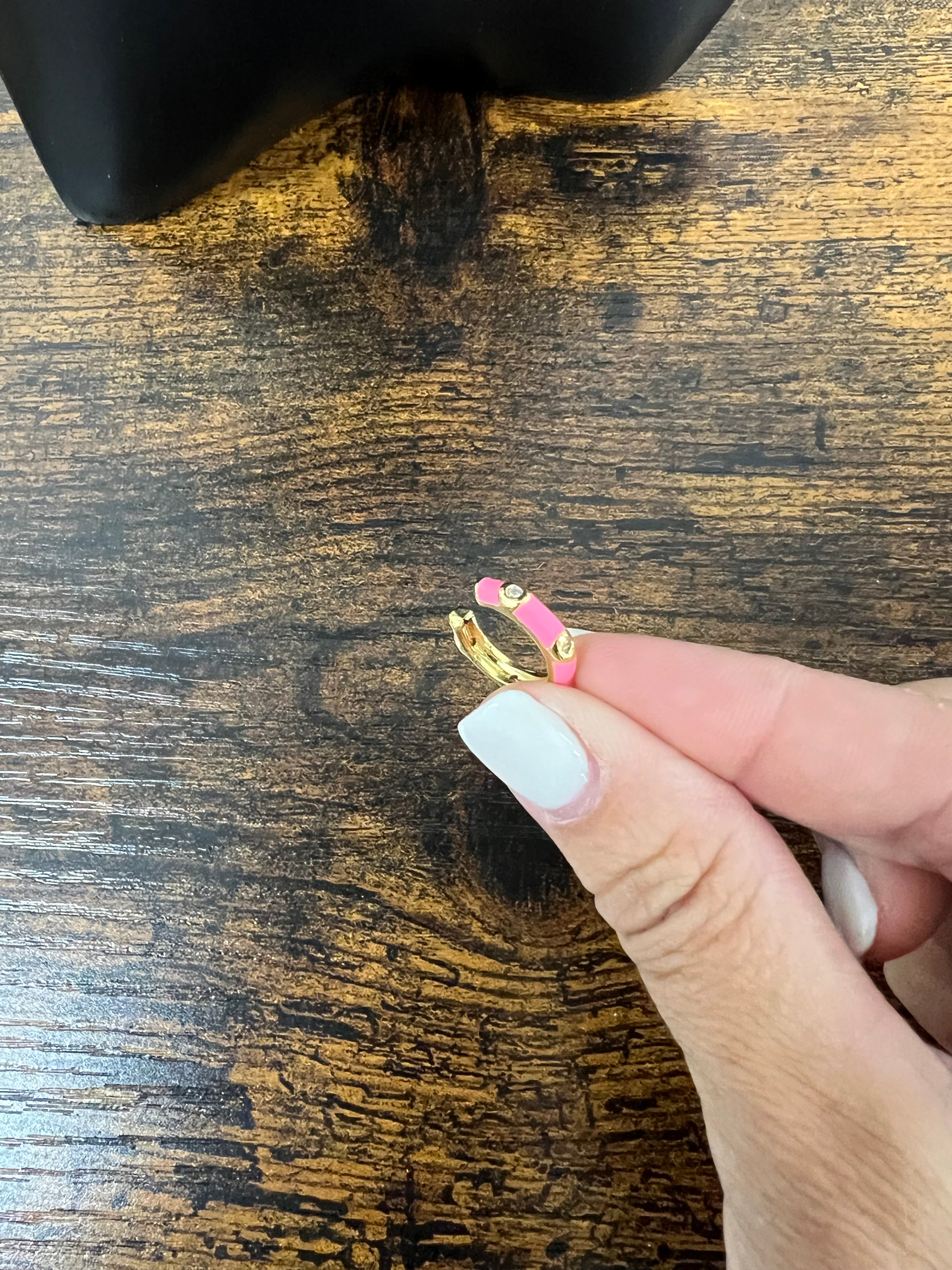 Single enamelled rose gold hoop earcuff