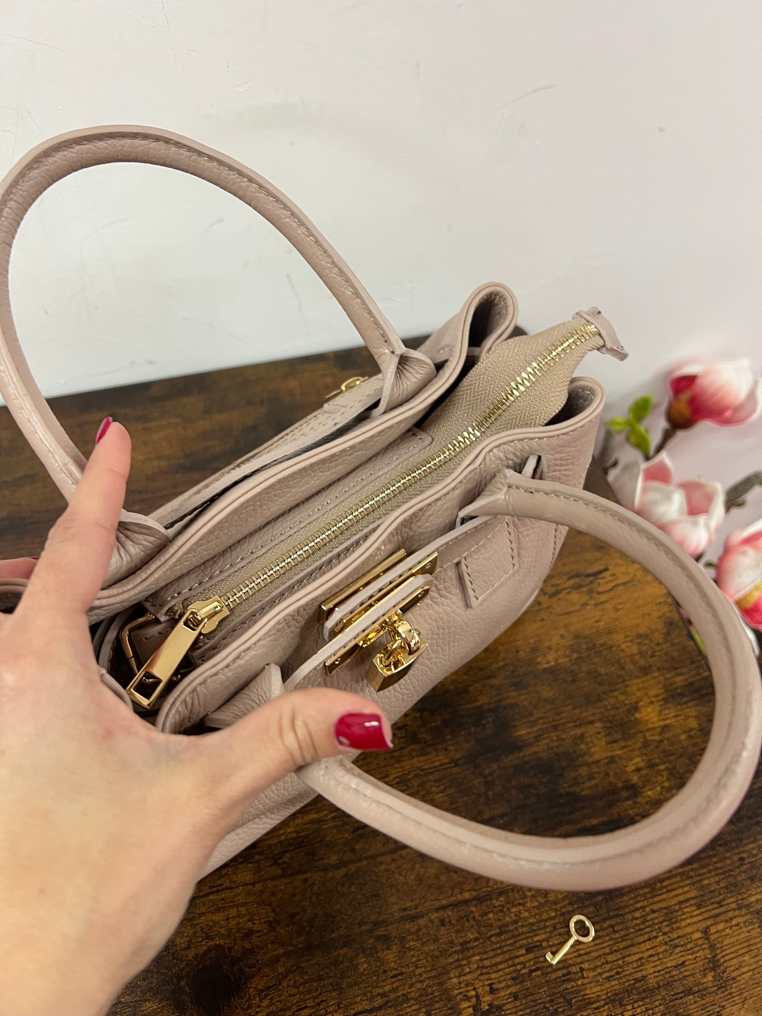 Shopper horse mini secret nude