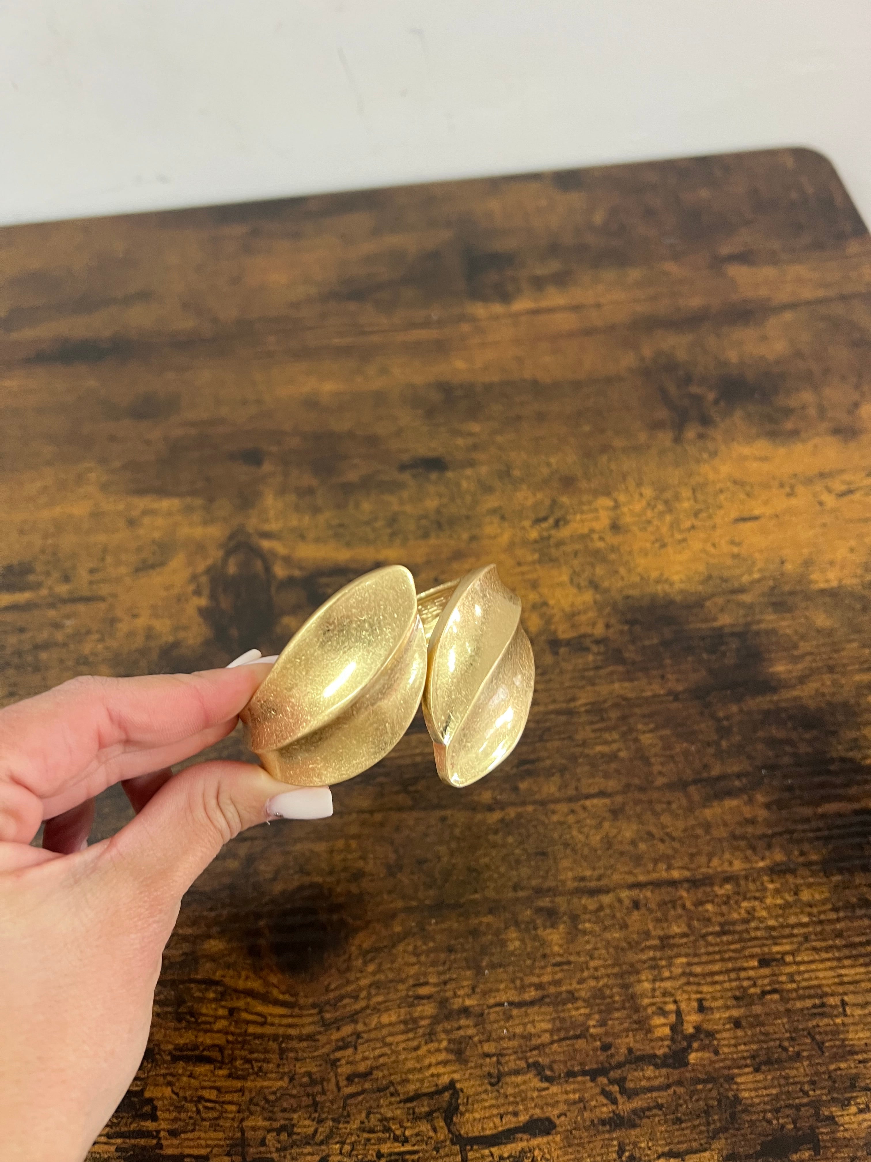 Bracciale rigido foglia dorato