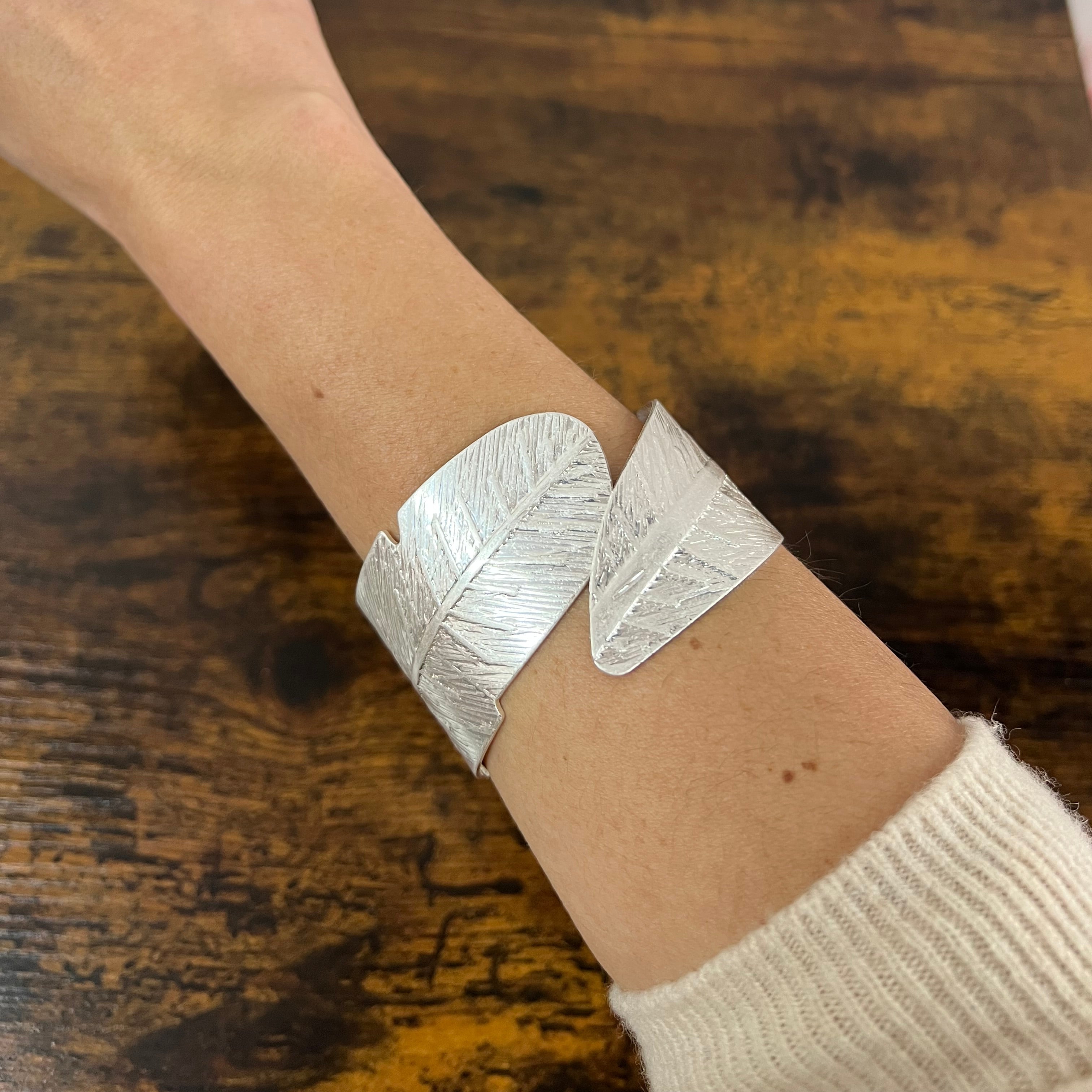 Bracciale rigido piuma argentato