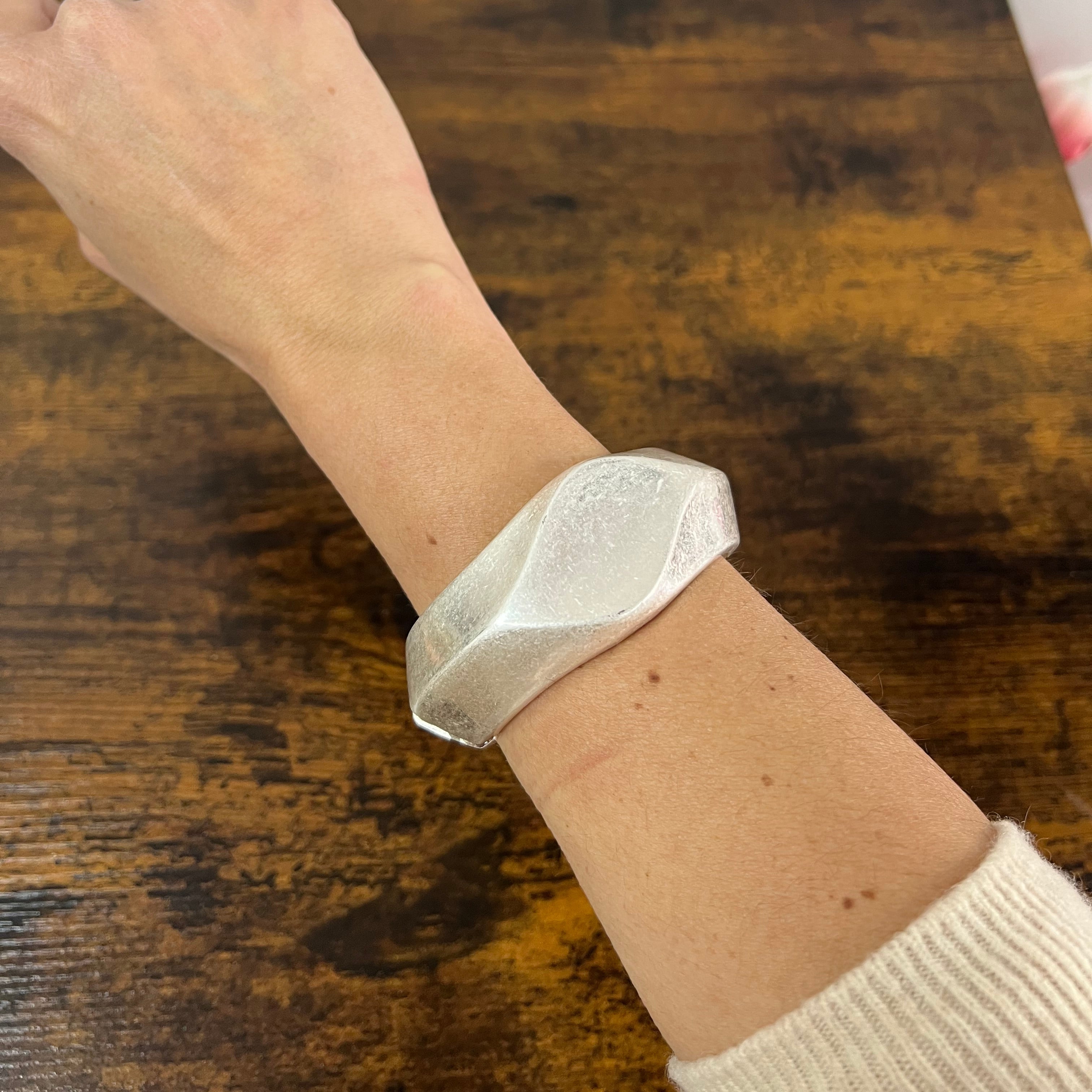 Bracciale rigido onda argentato