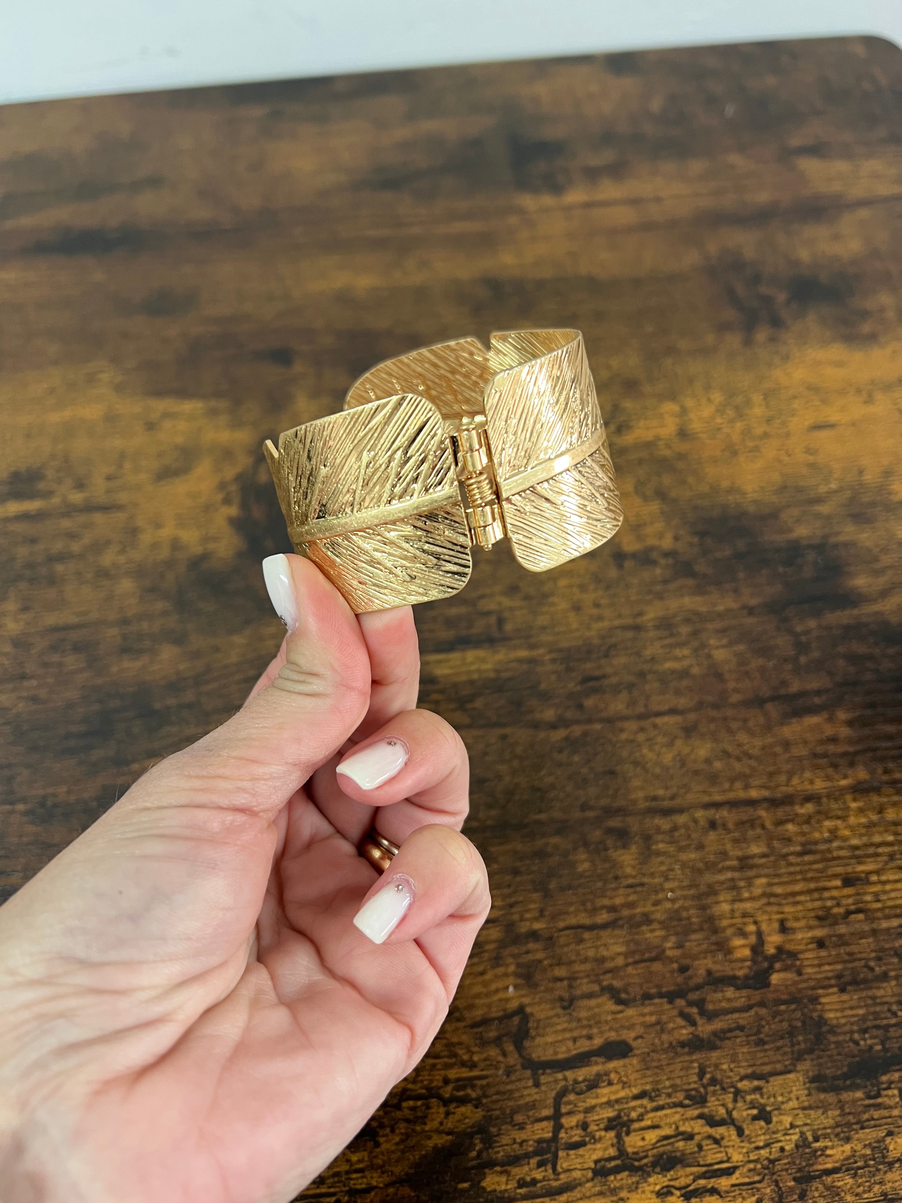 Bracciale rigido piuma dorato