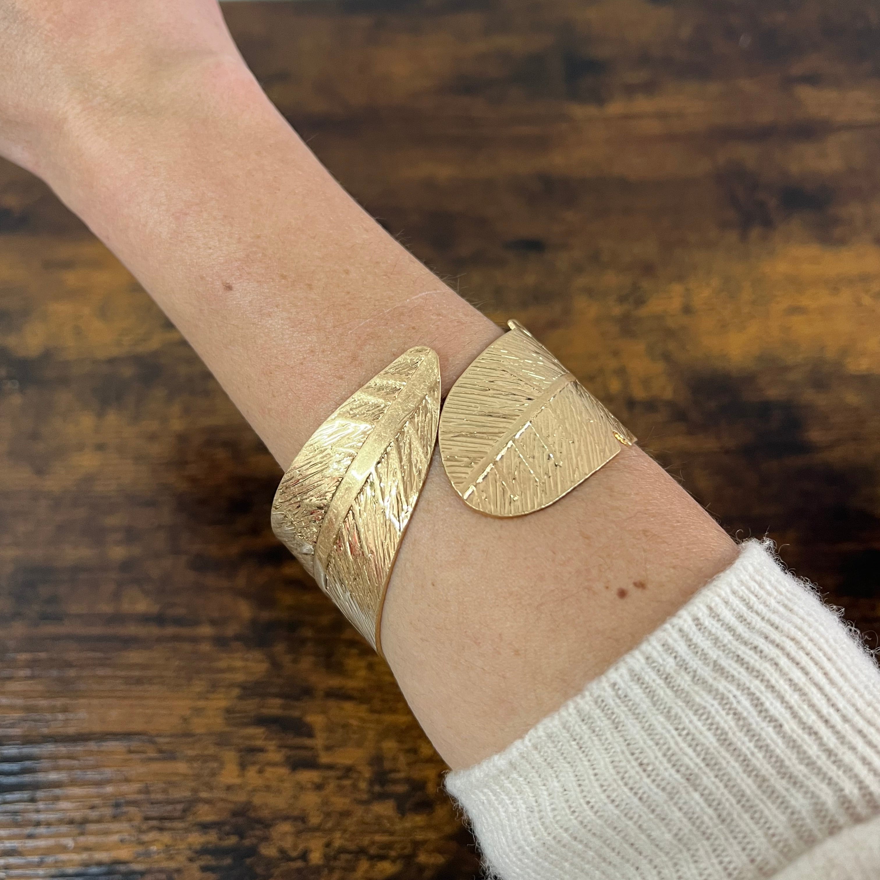 Bracciale rigido piuma dorato