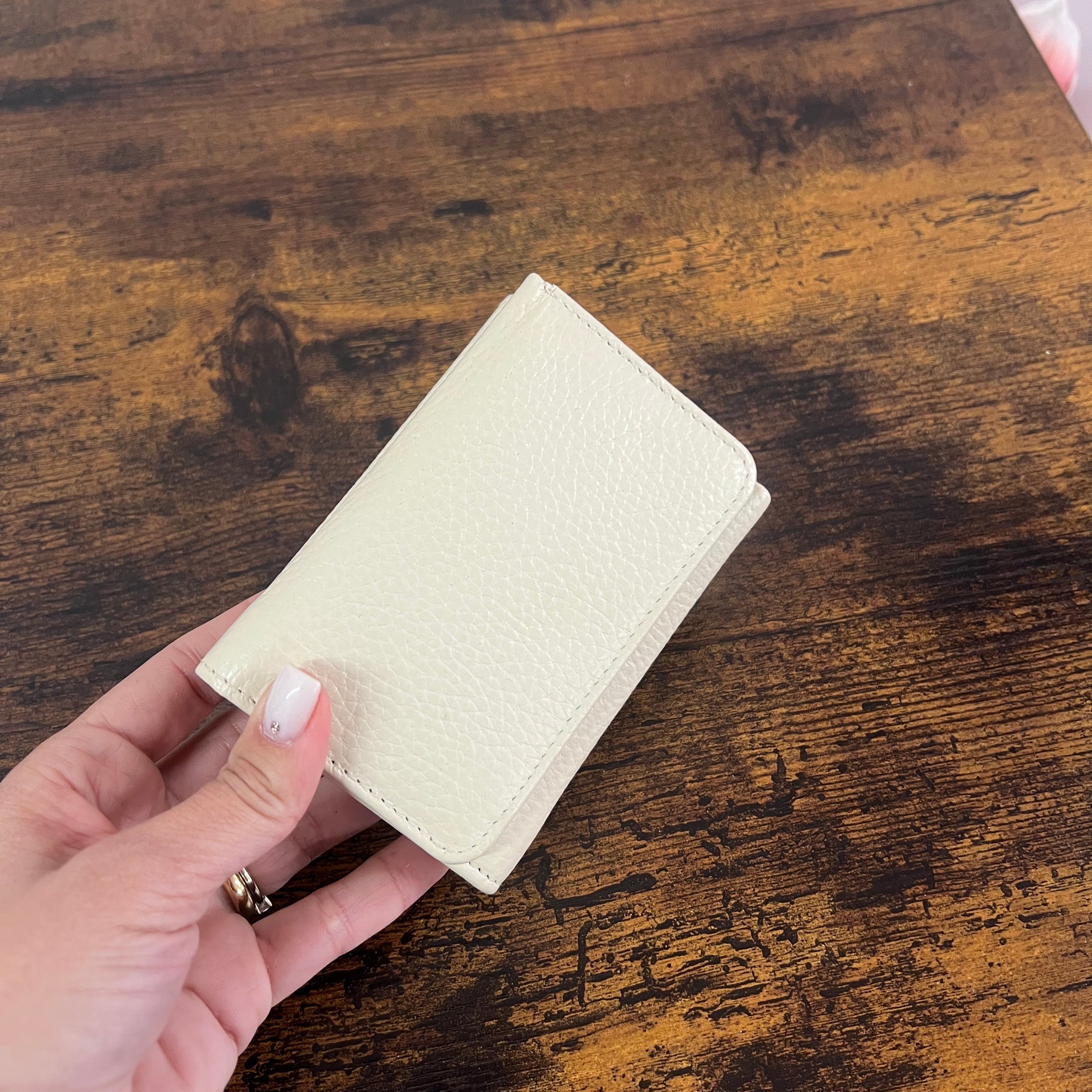 Compact basic extra cream