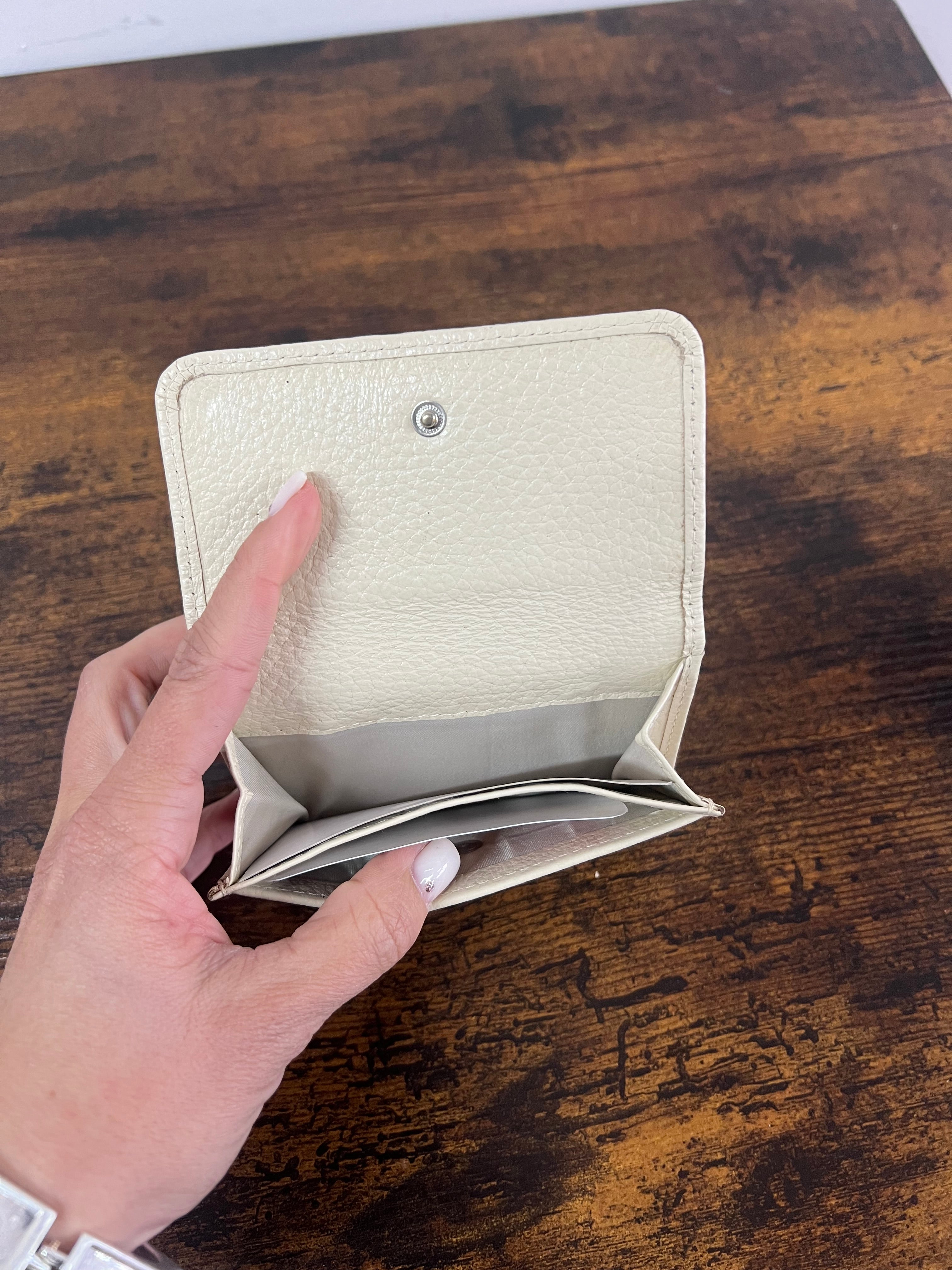 Compact basic extra cream