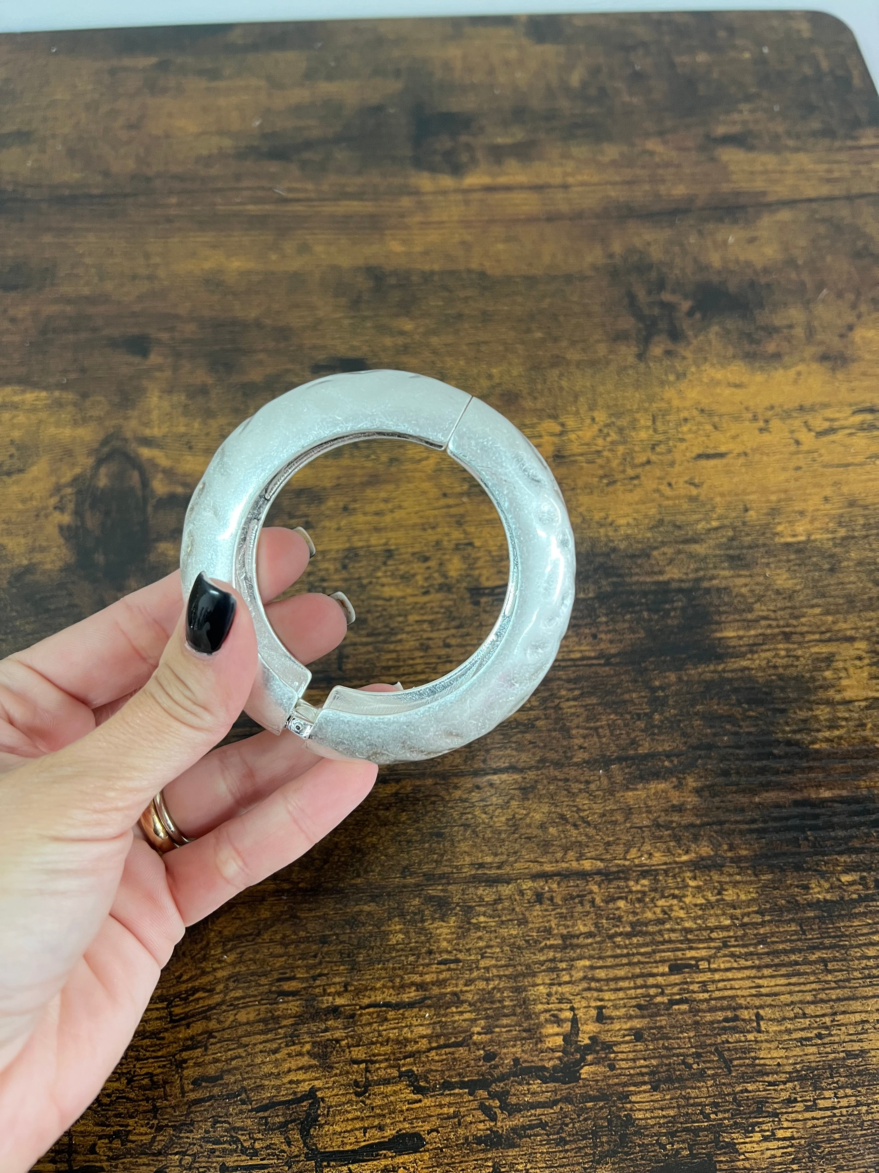 Bracciale rigido tondo satinato argentato
