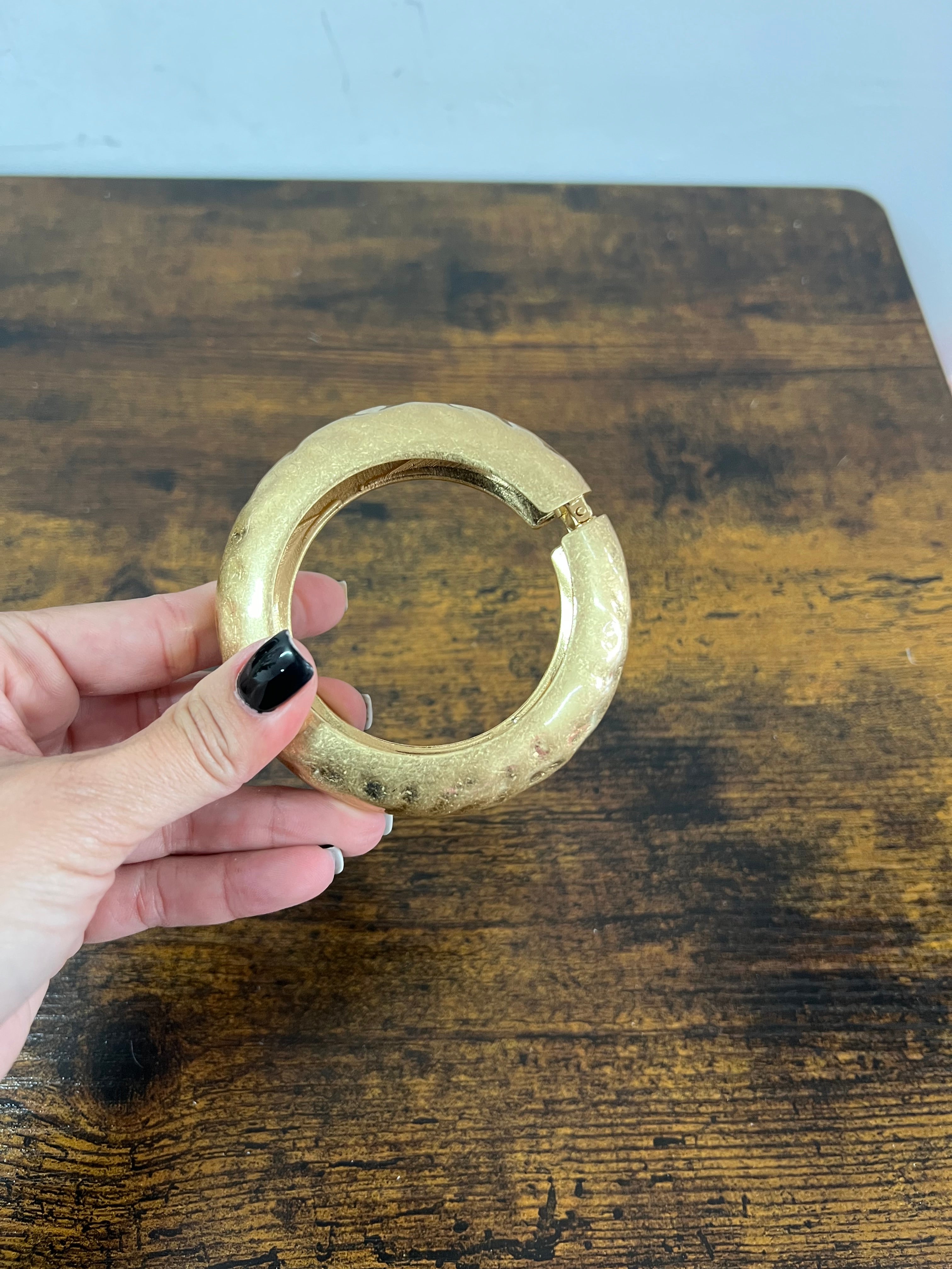 Rigid round satin gold bracelet