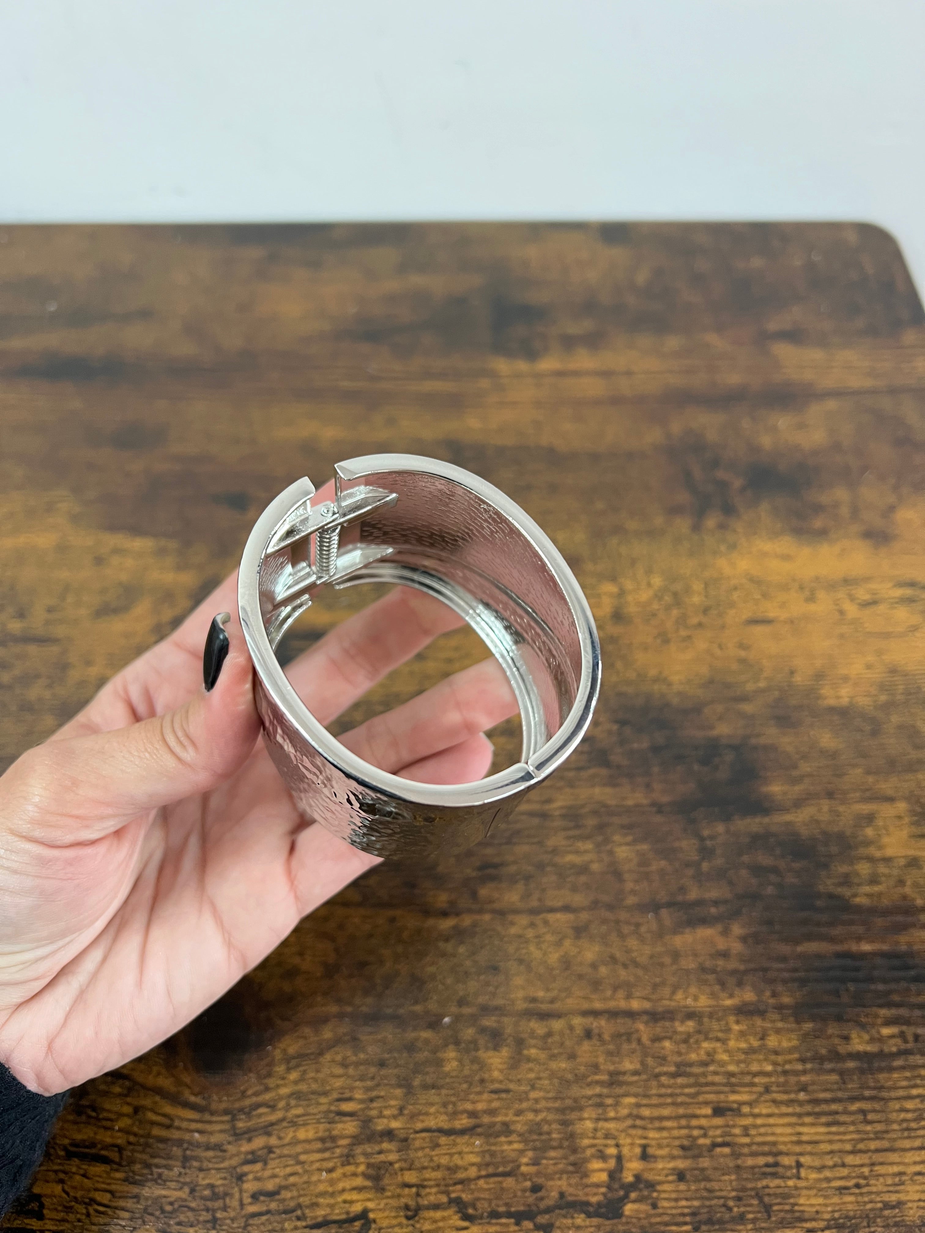Bracciale rigido maxi martellato argentato