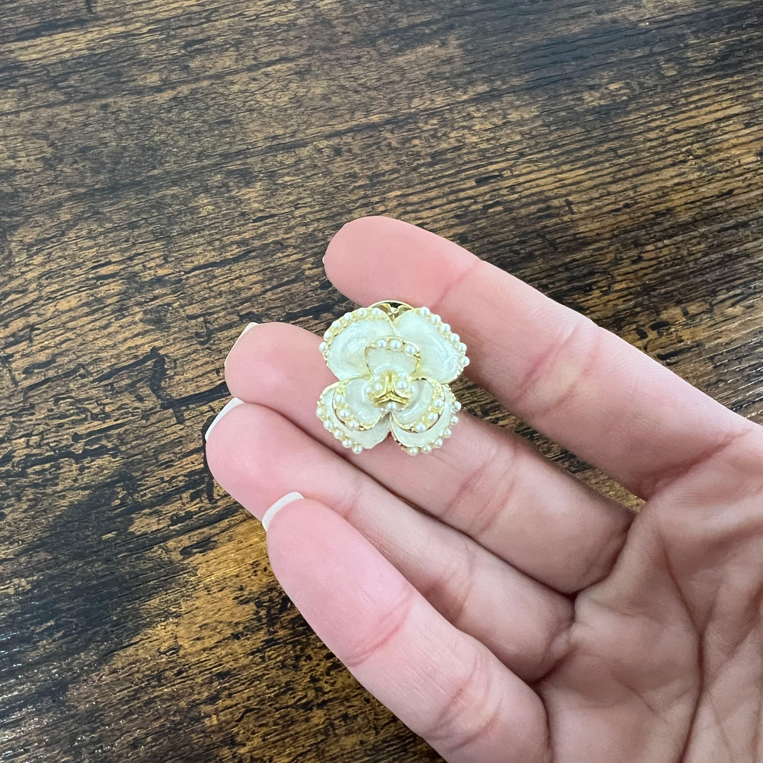 Spilla fiorellino bianco