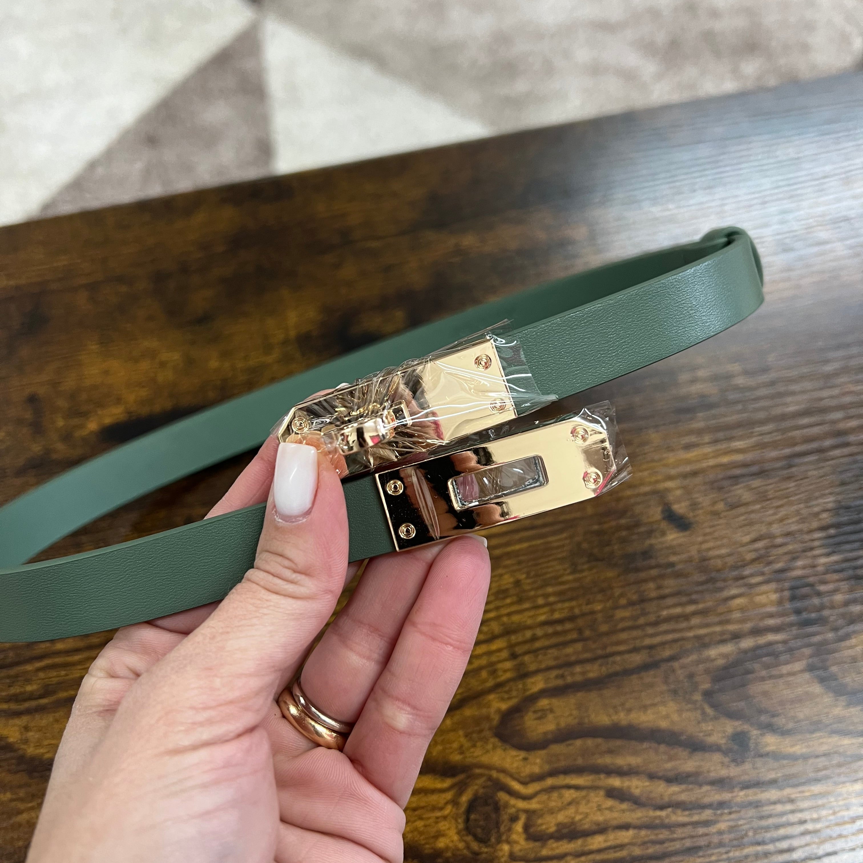 Cintura senza buchi verde salvia pelle liscia