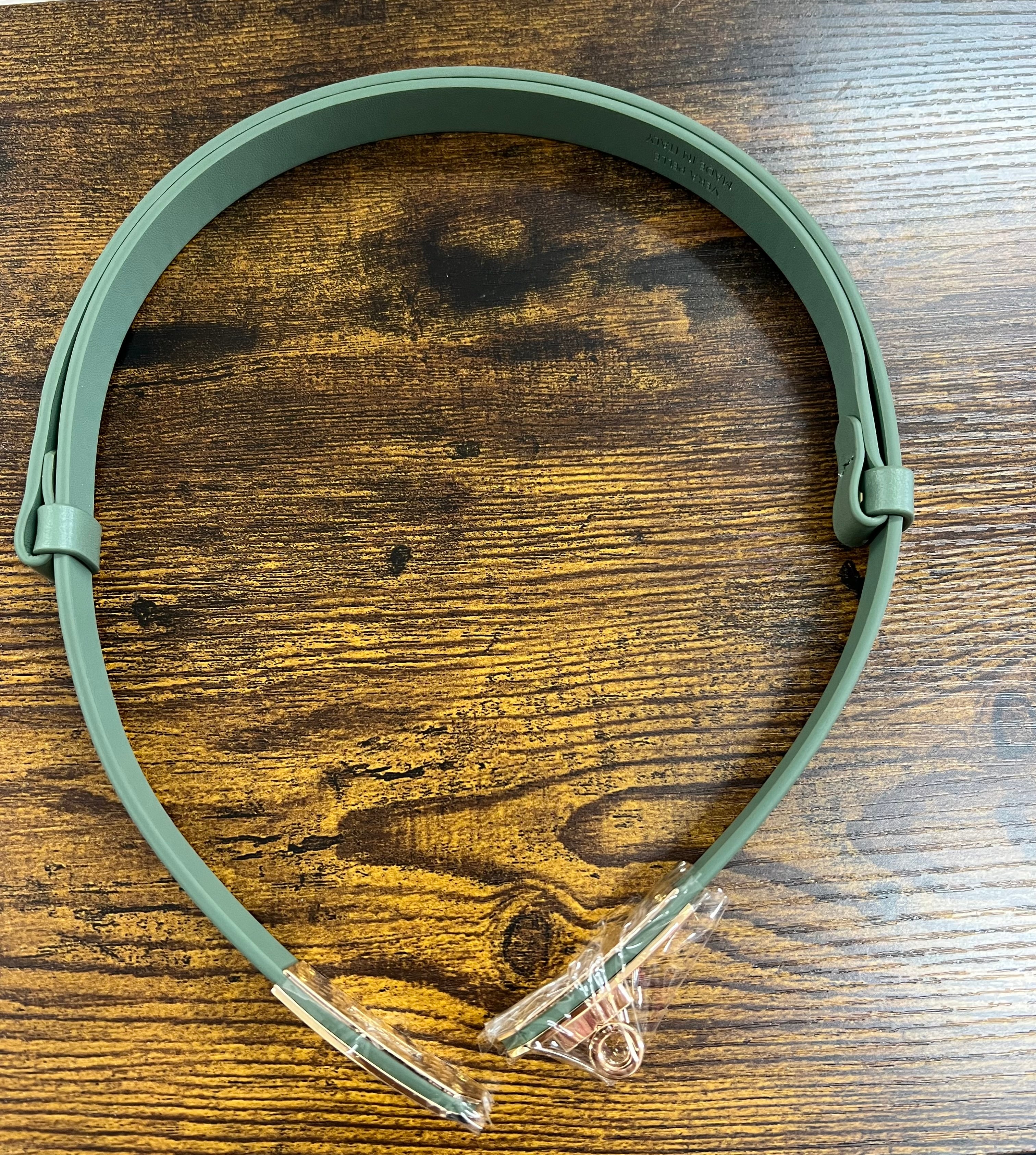 Cintura senza buchi verde salvia pelle liscia