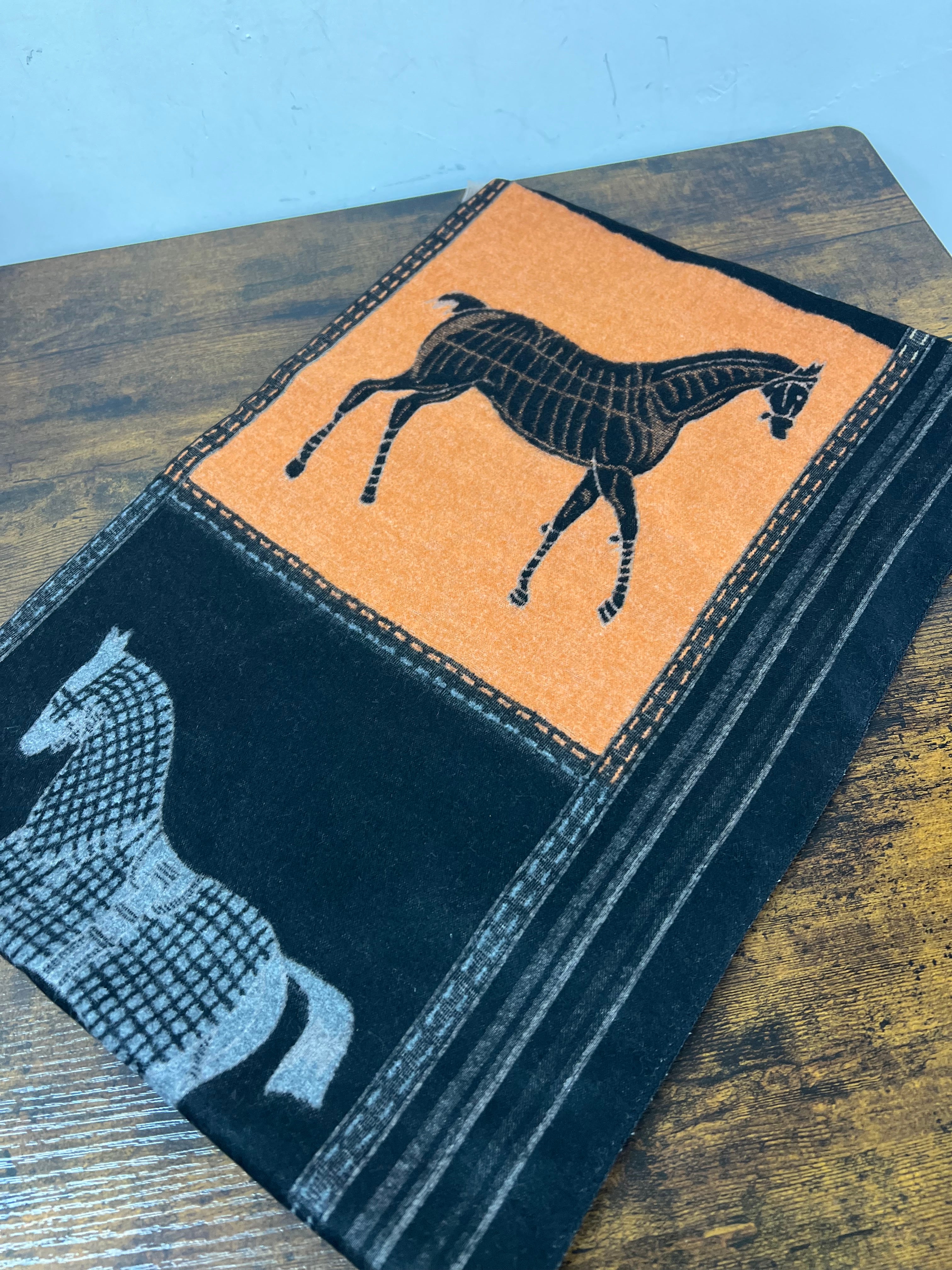 Sciarpona horses nero bianco arancio