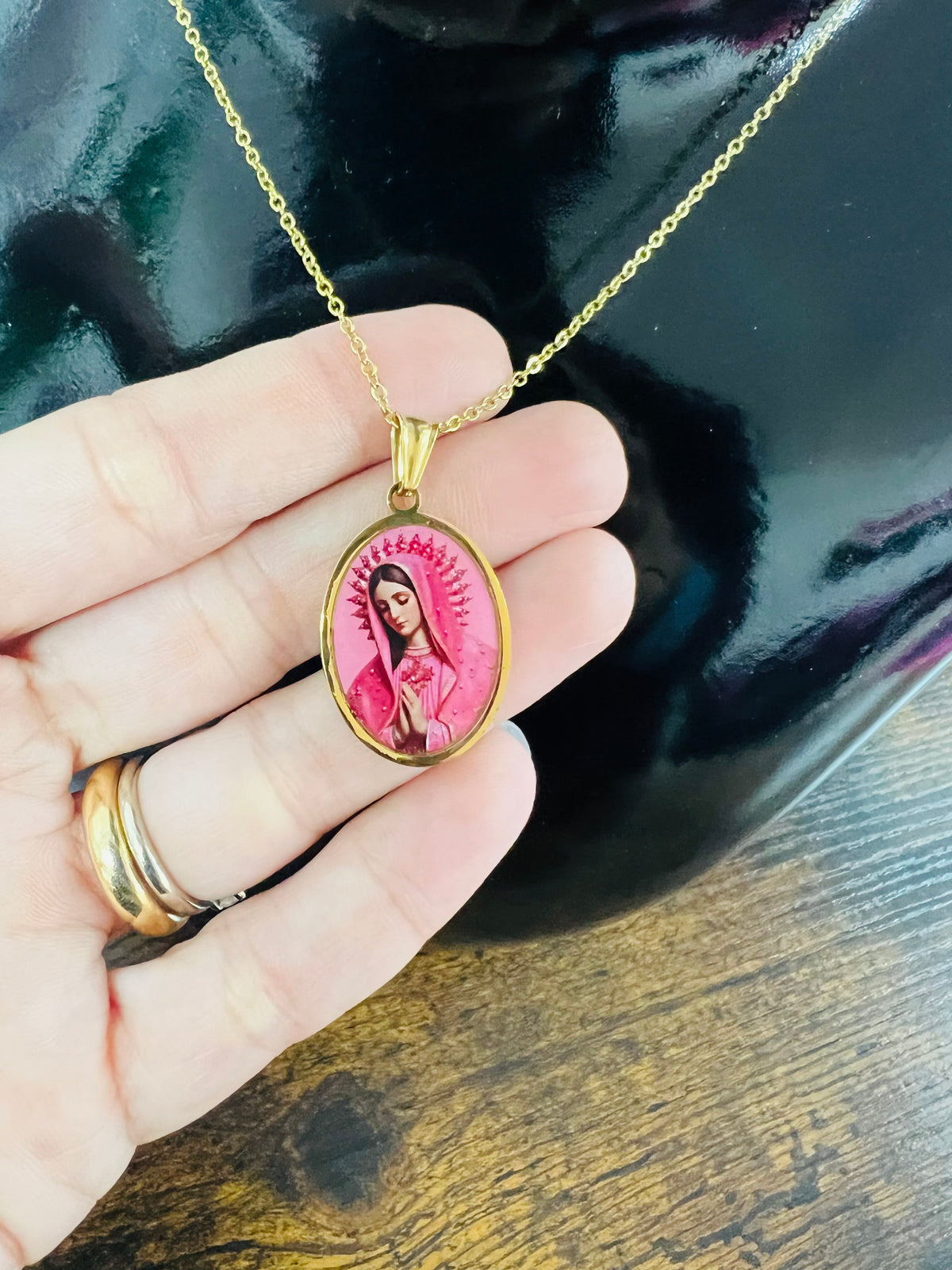 Collanina medaglietta madonnina pink