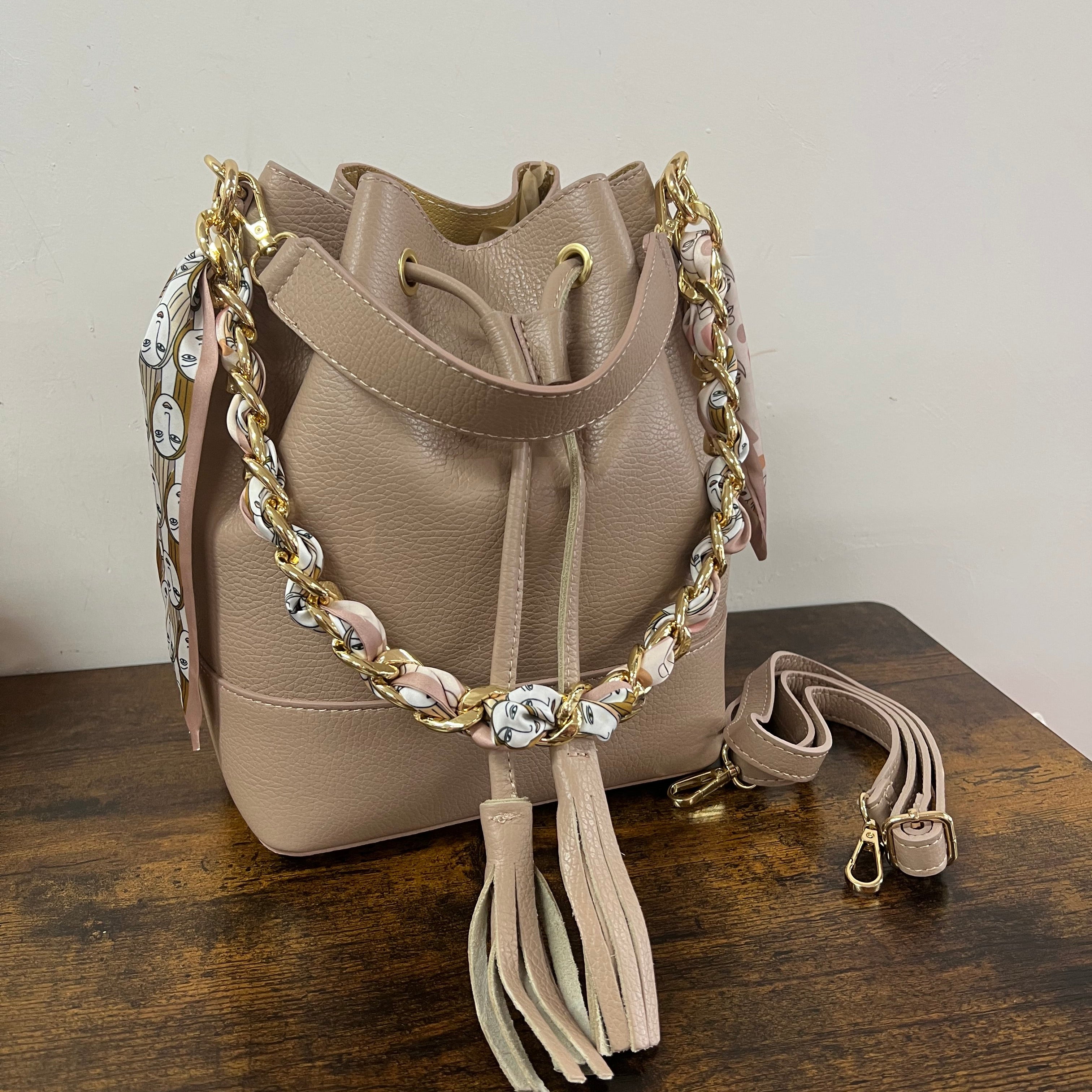 Sacchetto farnge maxi nude e catena foulard volti