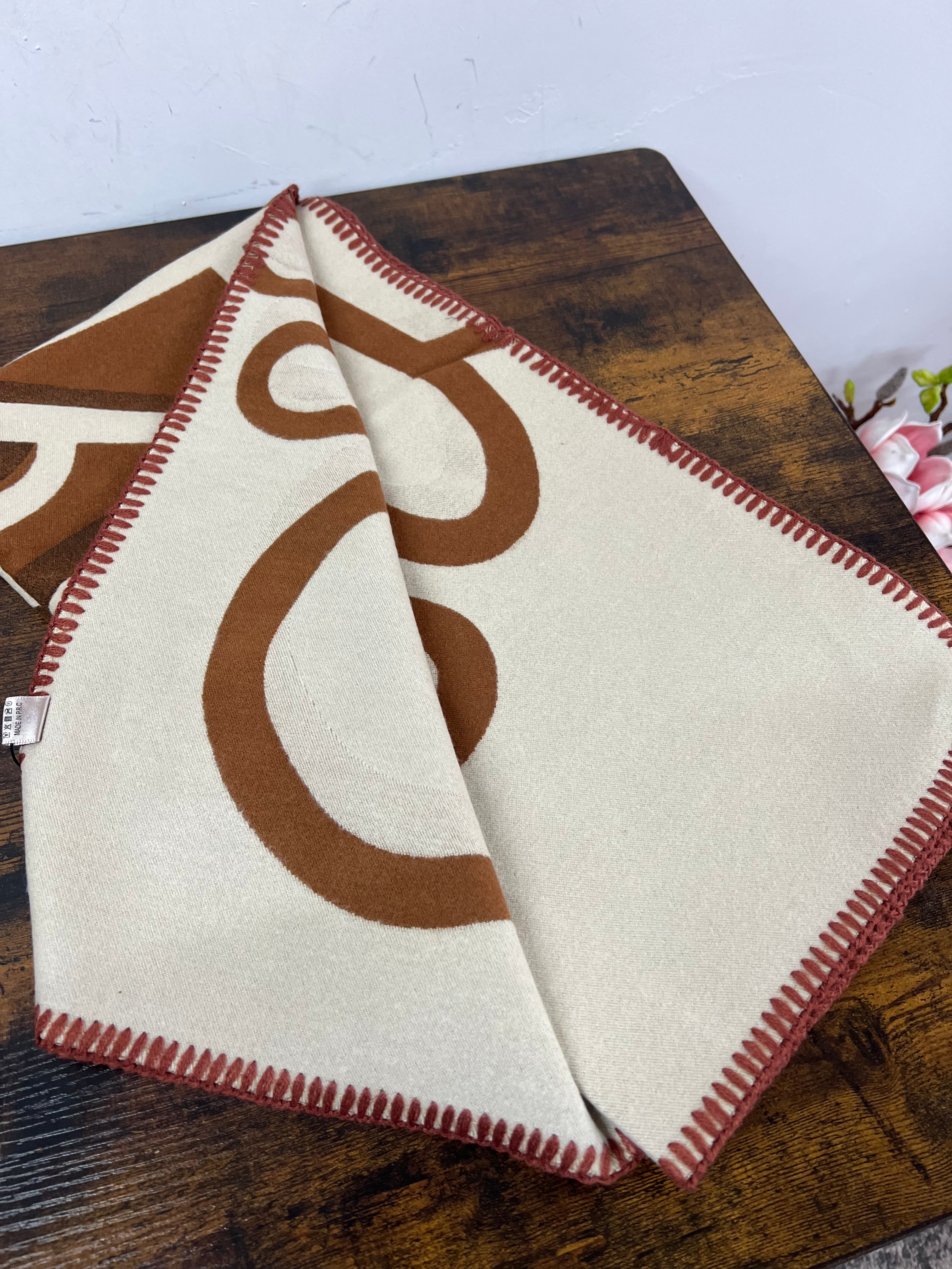 Sciarpona misto cachemire onde cuoio e panna