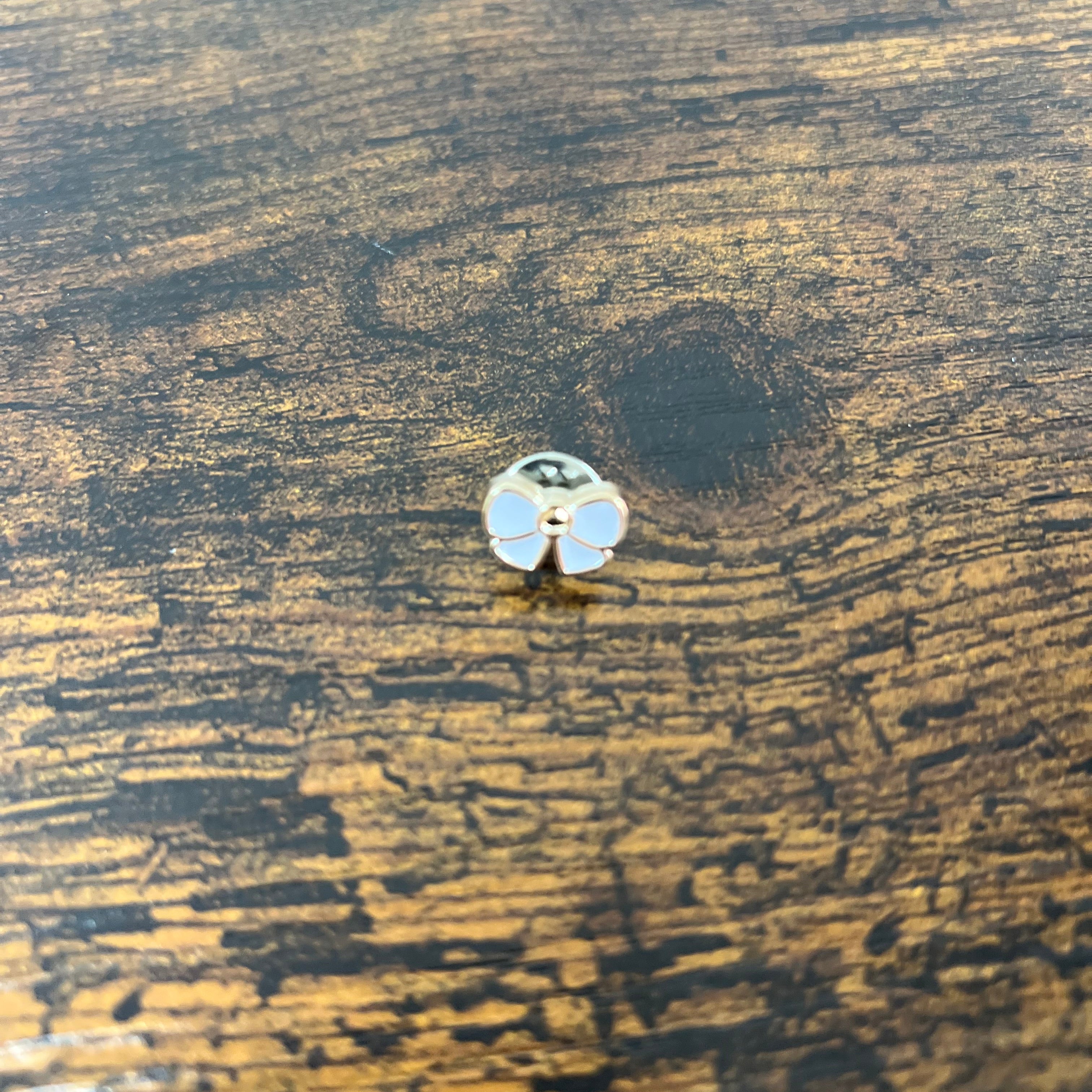 Small white bow pin