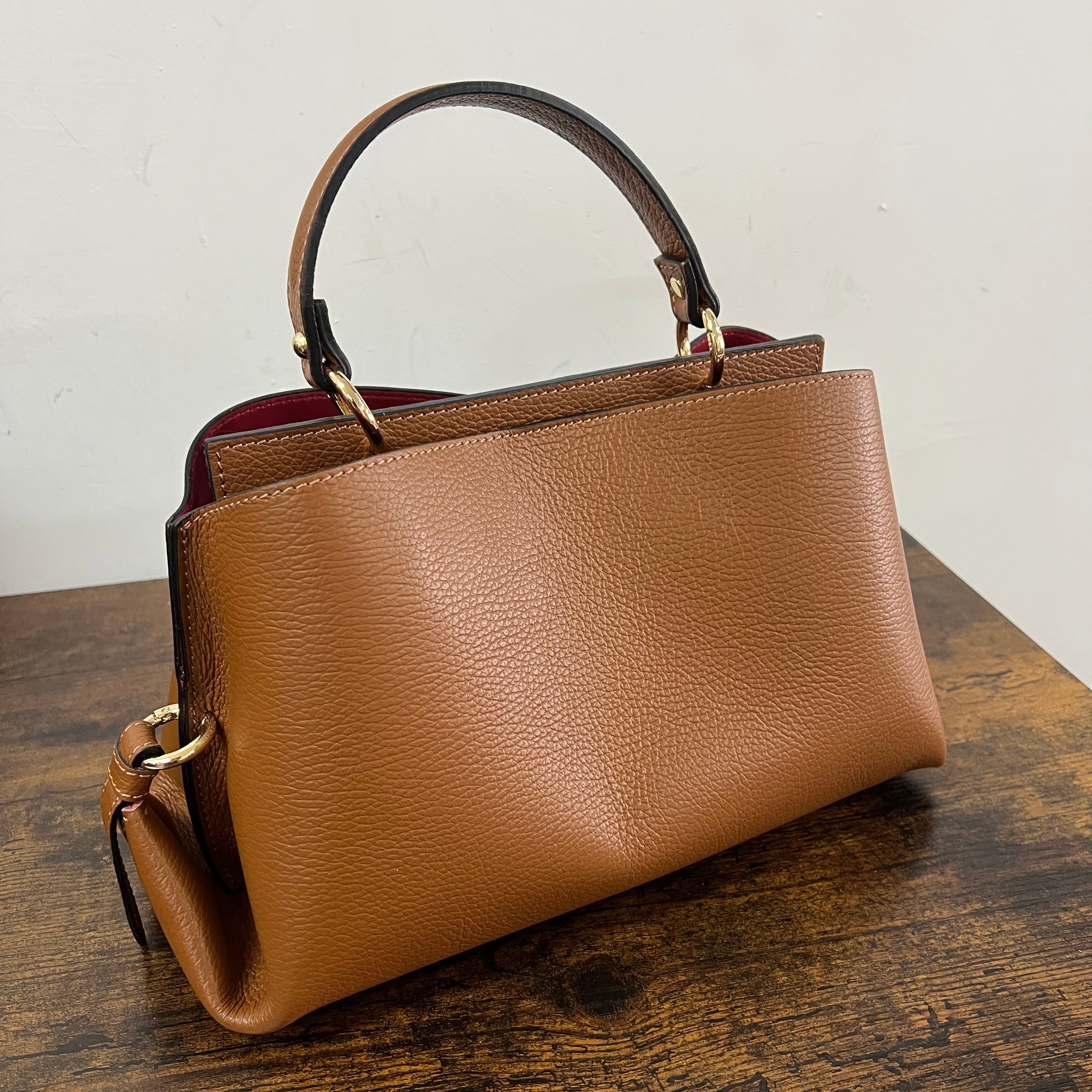 Arianna with dark leather medium-sized bag