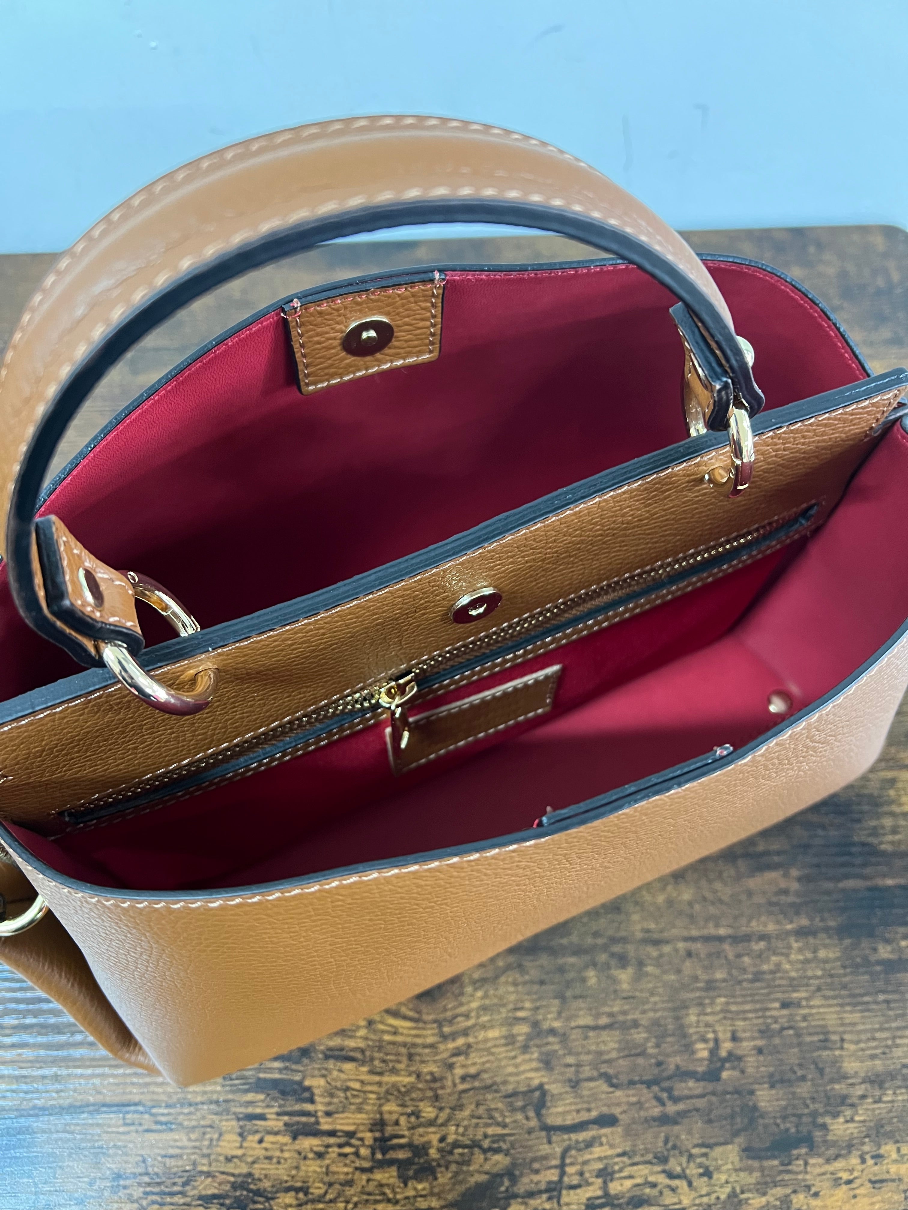 Arianna with dark leather medium-sized bag