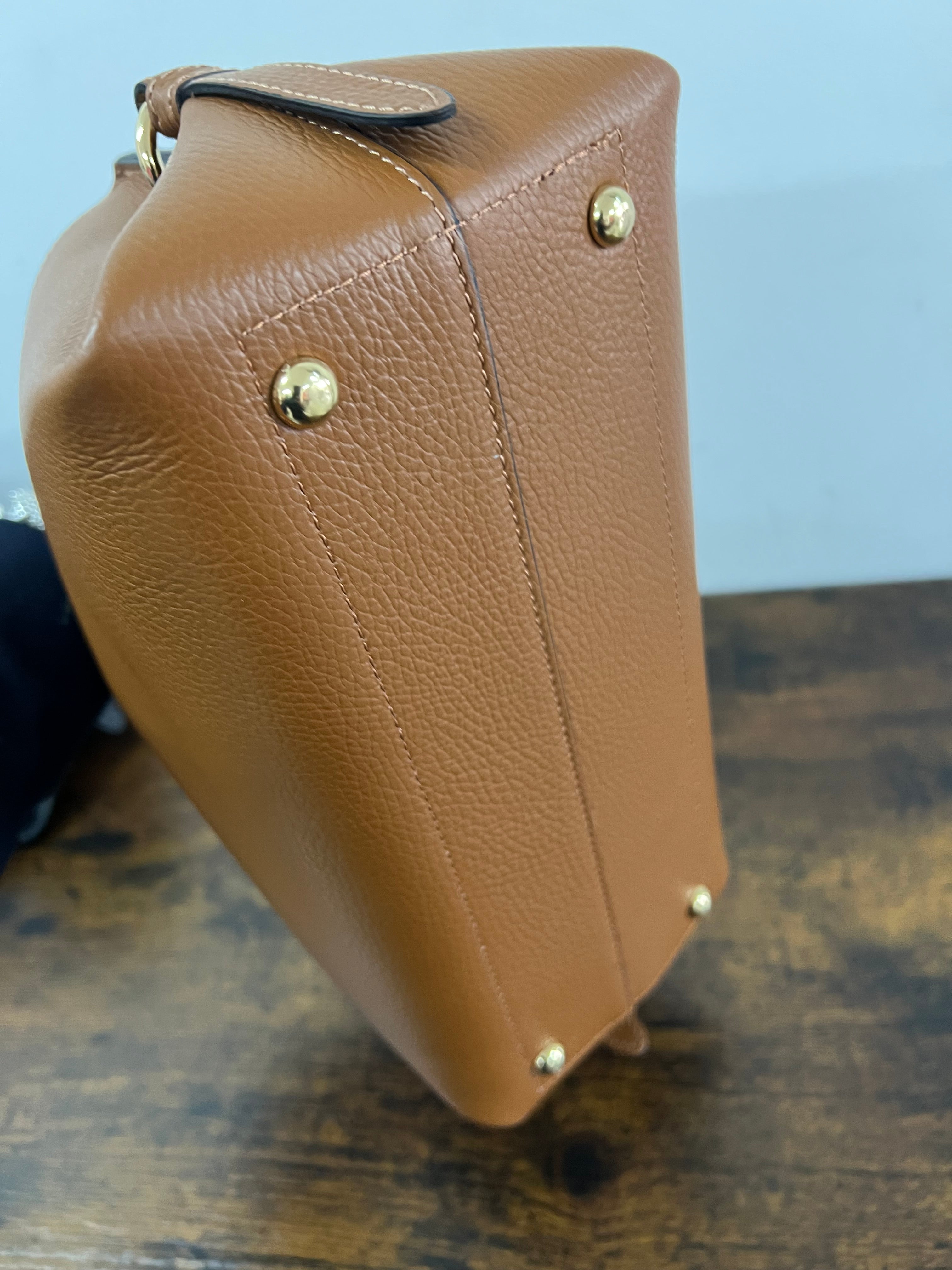 Arianna with dark leather medium-sized bag
